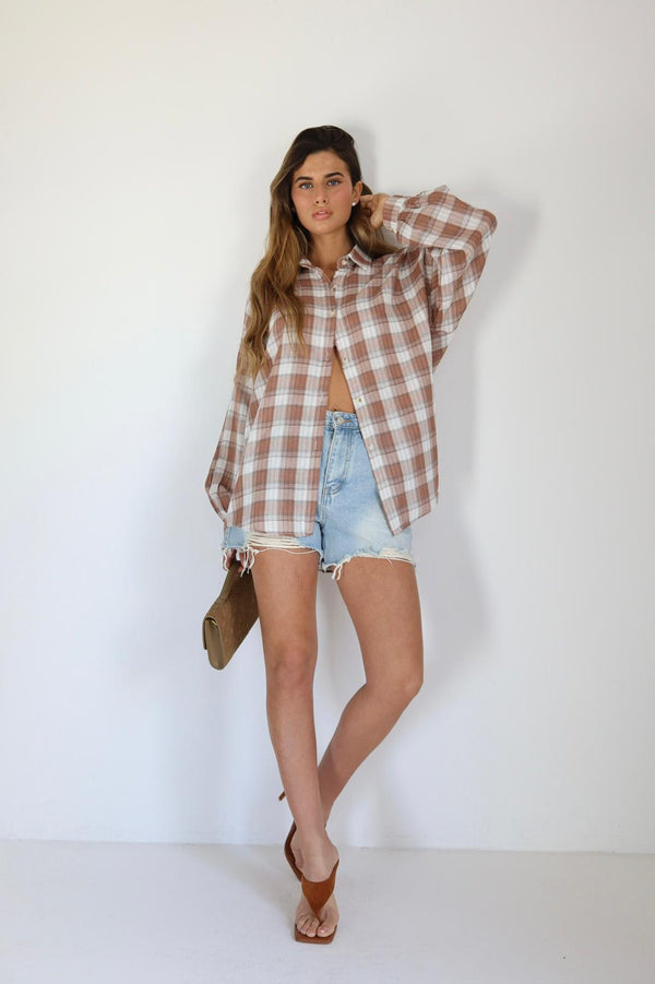 חולצת Shabi משובצת בצבע חום עם כפתורים קדמיים
