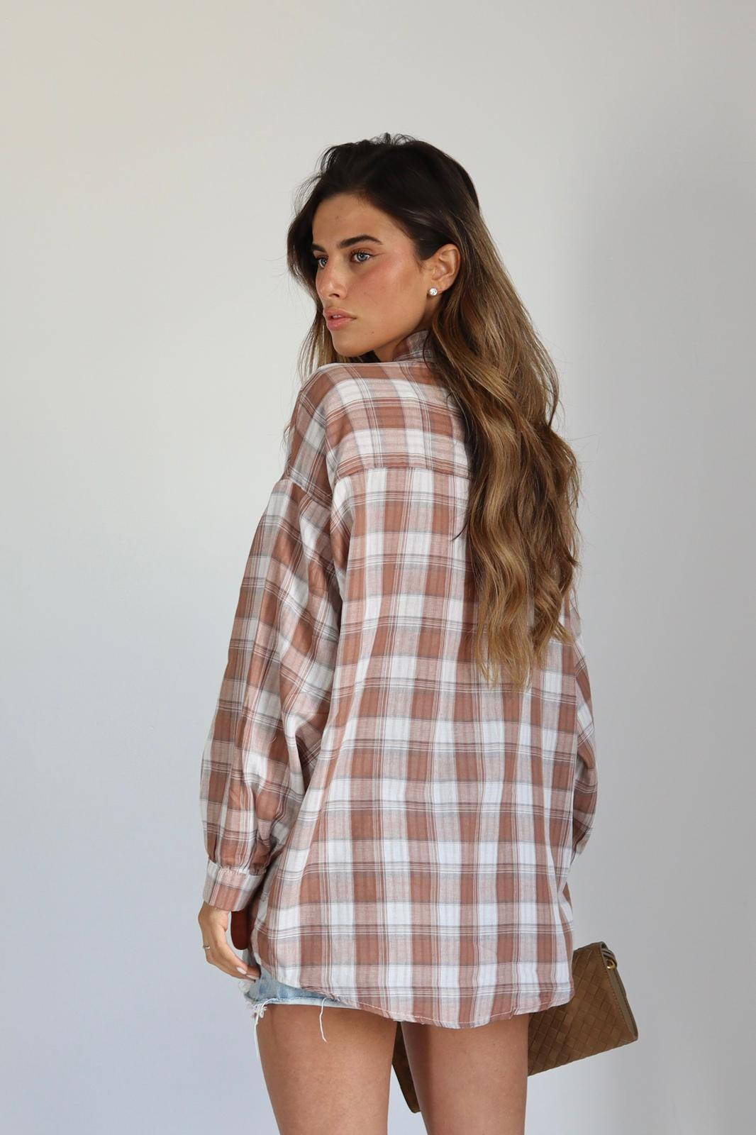 חולצת Shabi פתוחה מעל טופ ללוק יומי
