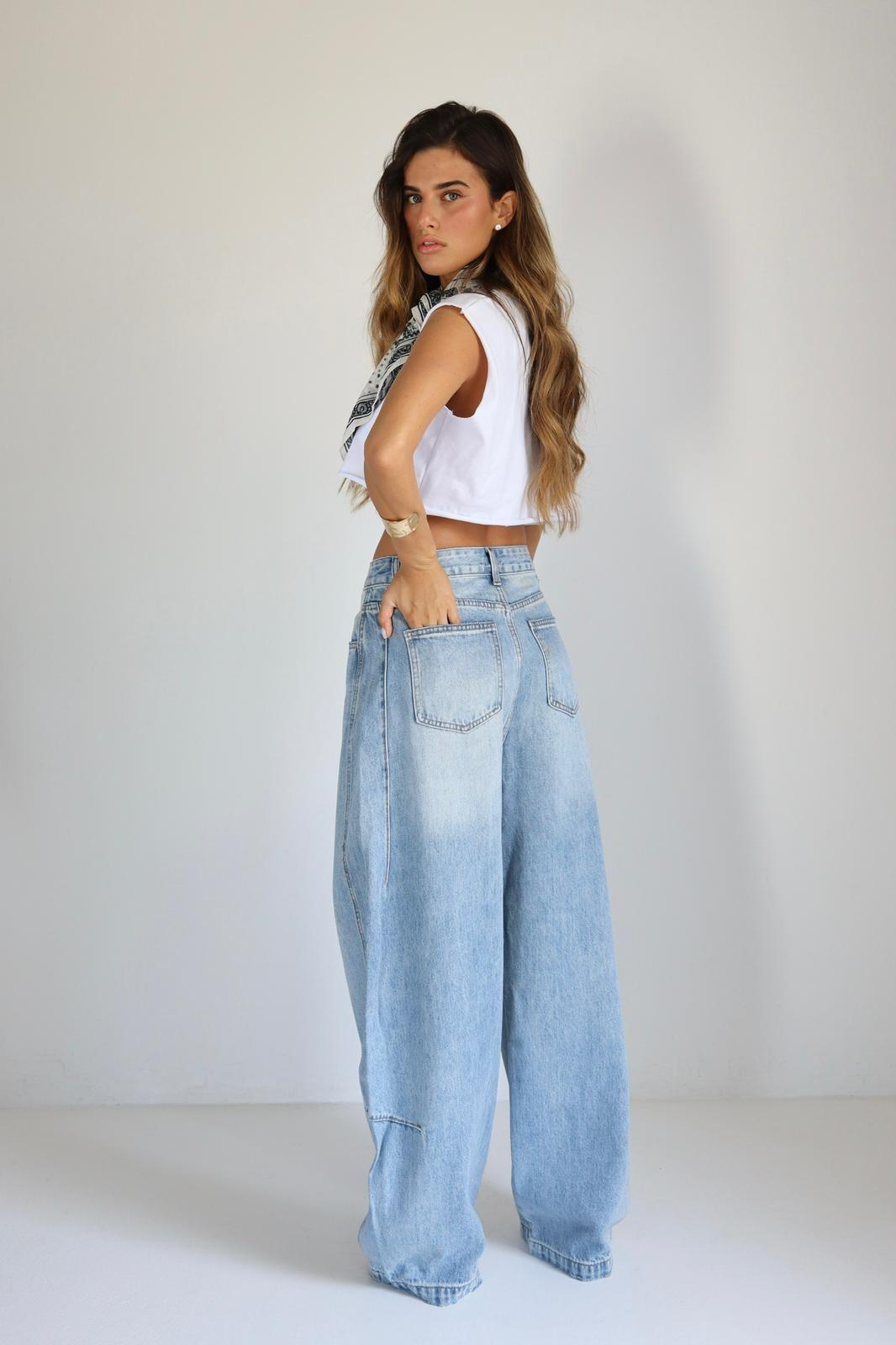 ג׳ינס רחב לנשים עם שטיפת דנים בהירה מחמיאה
