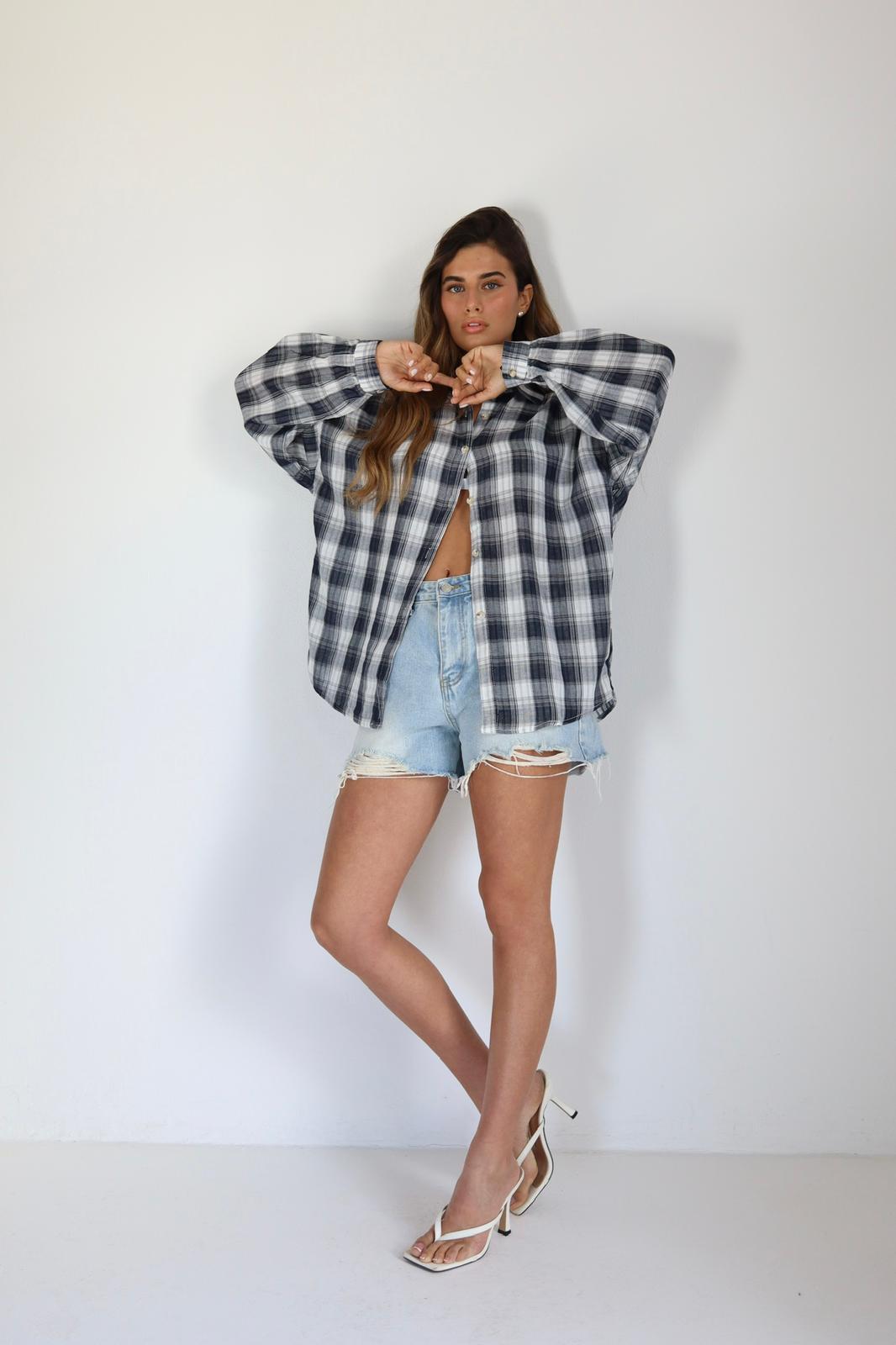 חולצה משובצת לנשים Shabi בשילוב שורט ג’ינס
