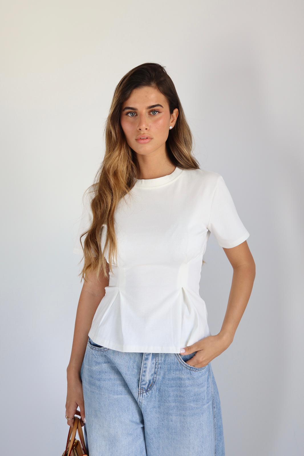 חולצת Tor לבנה לנשים בגזרה מחמיאה
