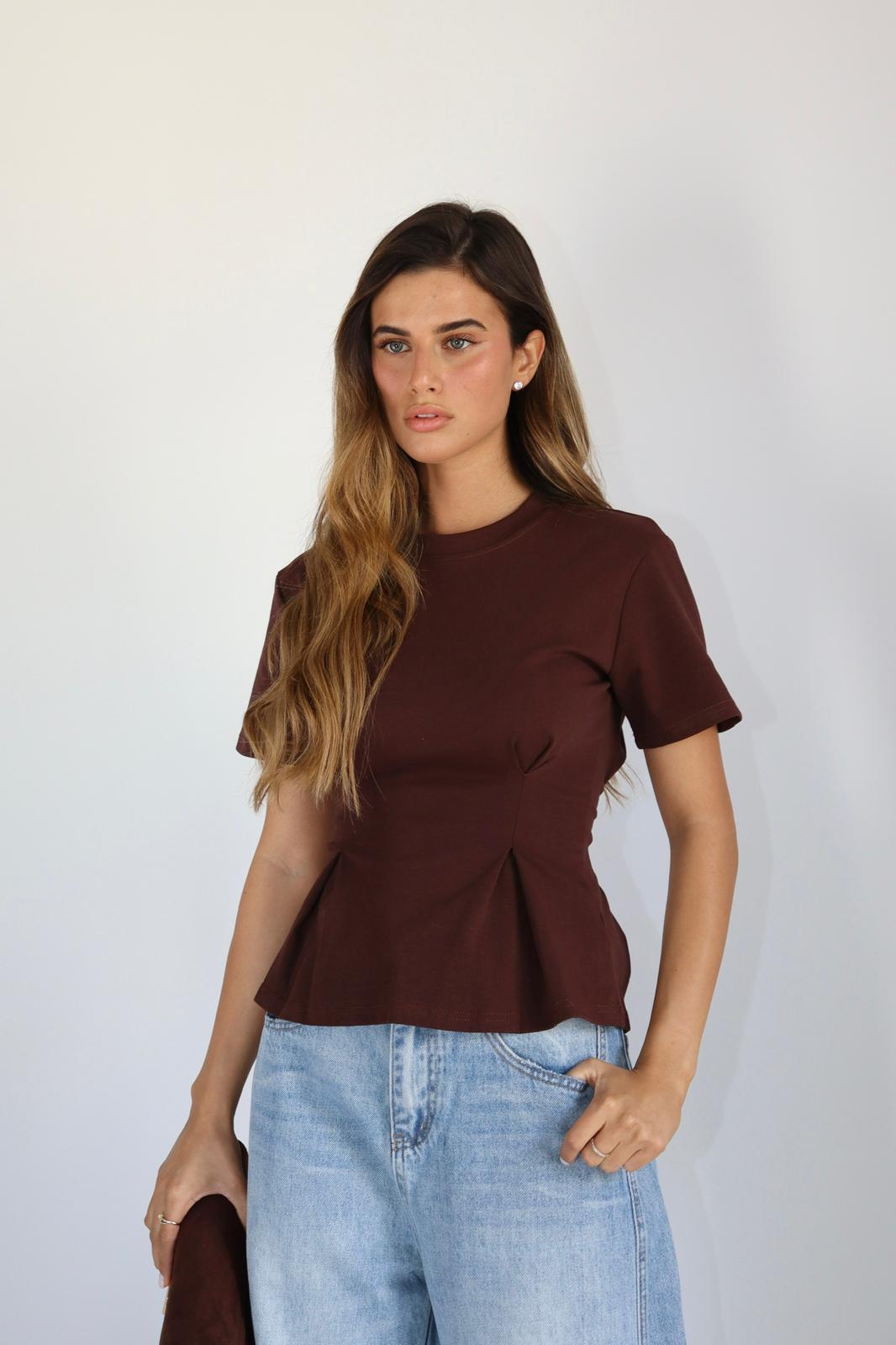 חולצת Tor חומה בגזרת טי עם כיווץ במותן
