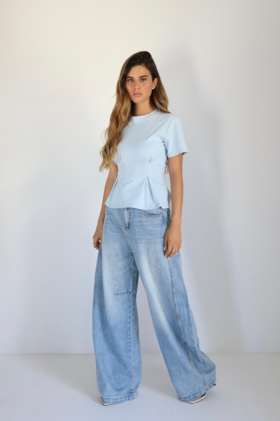 חולצת נשים Tor עם שרוול קצר וגזרה מחמיאה
