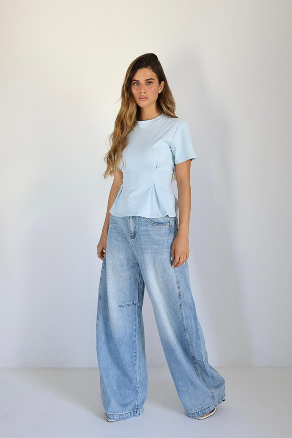 חולצת נשים Tor עם שרוול קצר וגזרה מחמיאה
