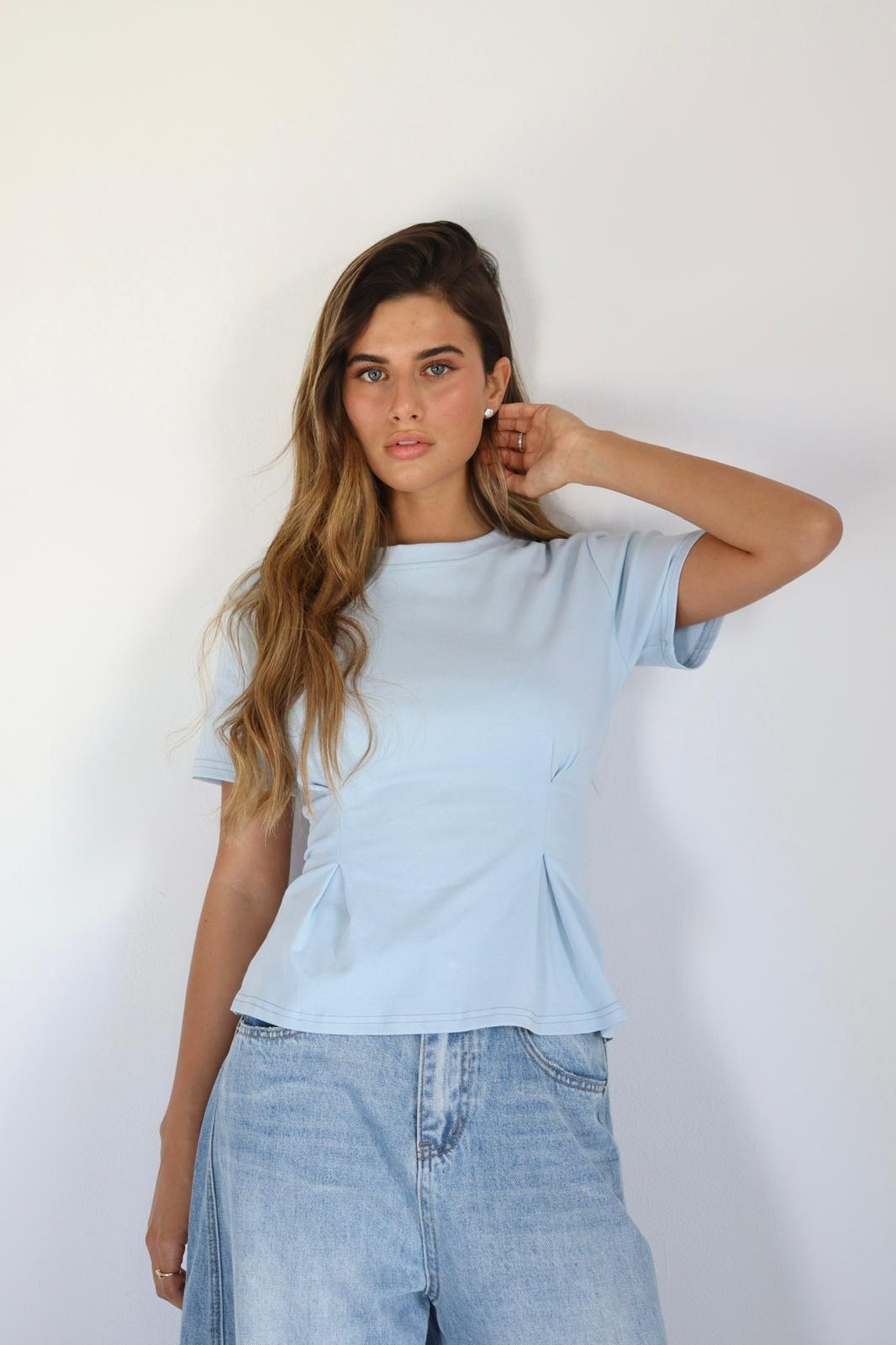 חולצת Tor תכלת עם כיווצים מחמיאים לנשים
