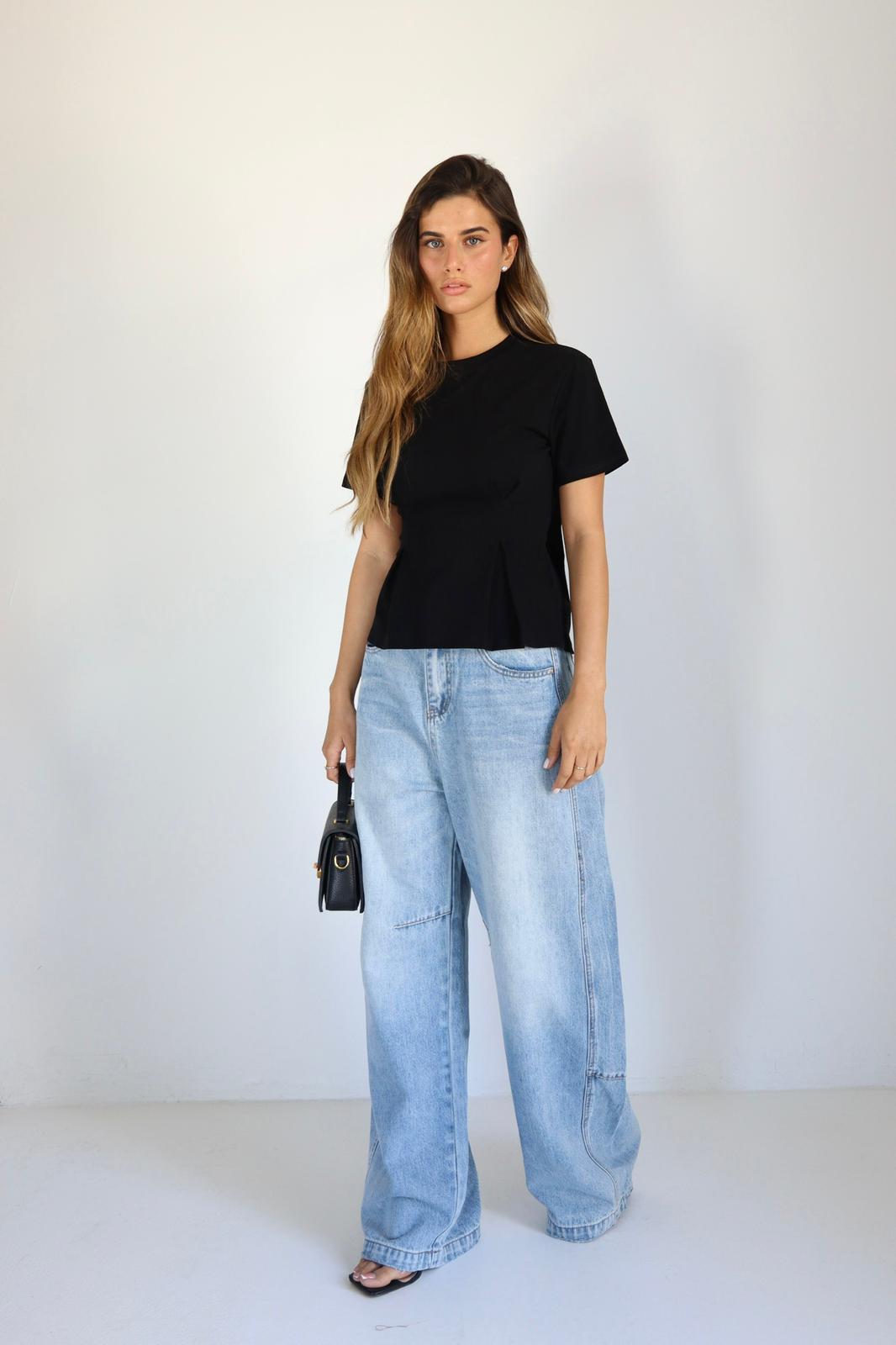 חולצת Tor בשילוב ג’ינס ללוק יומי
