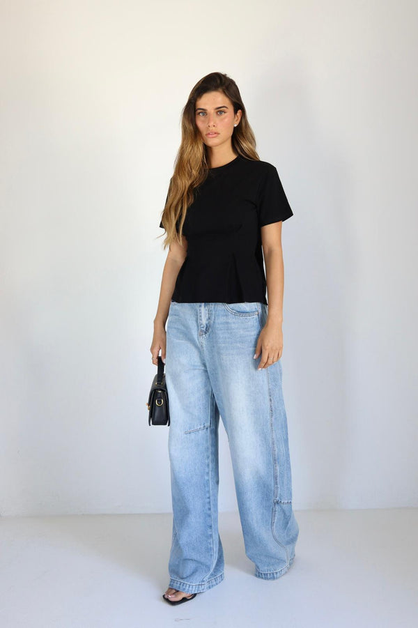 חולצת Tor בשילוב ג’ינס ללוק יומי
