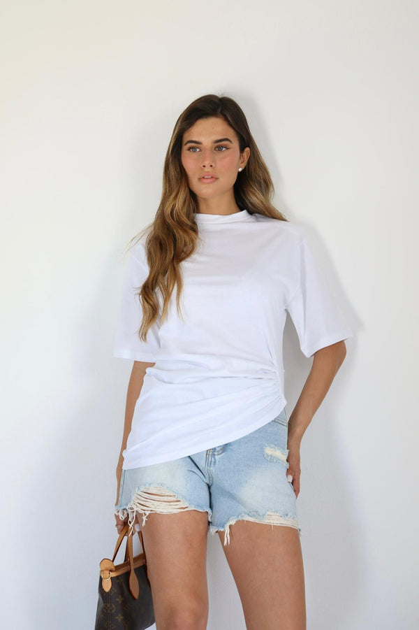 חולצת Sagit לבנה בגזרת טי עם כיווץ בצד
