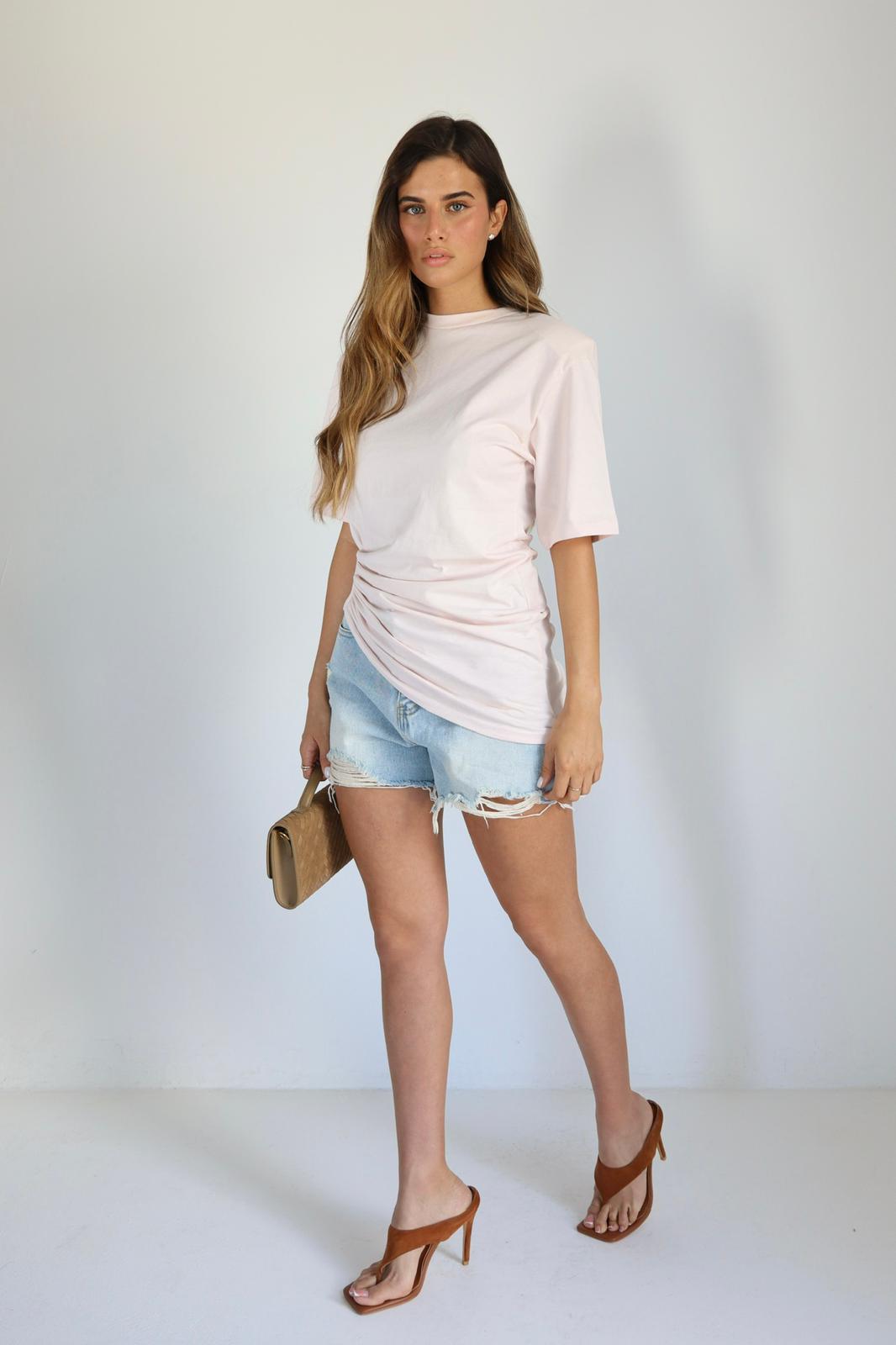 חולצת Sagit ורודה בהירה לנשים עם כיווץ צד
