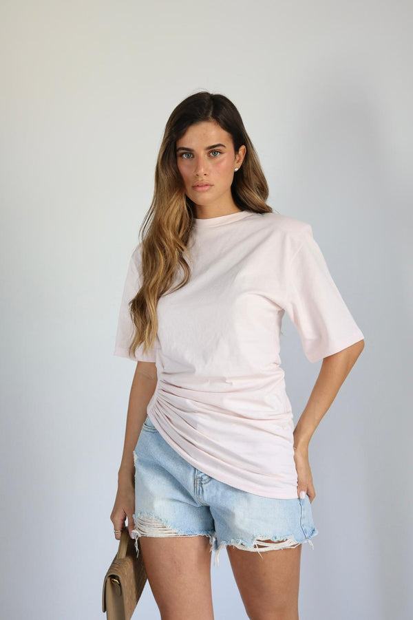 חולצת Sagit בשילוב שורט ג’ינס ללוק יומי
