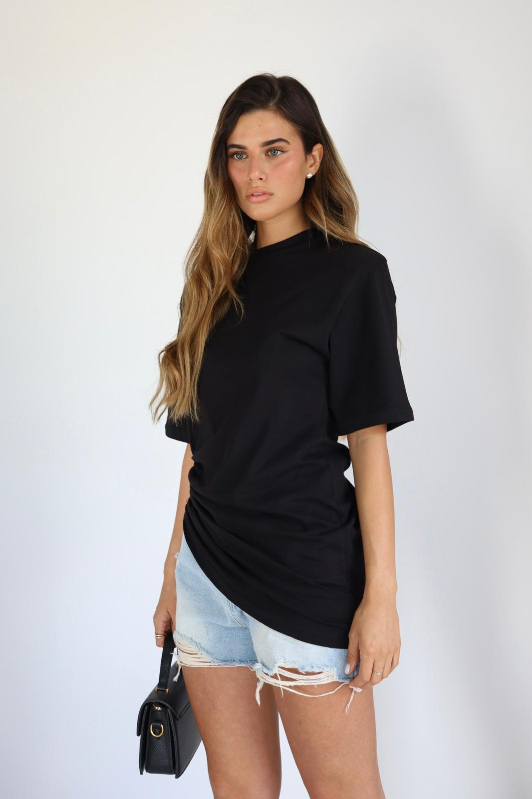 חולצת Sagit שחורה עם כיווץ צד מחמיא
