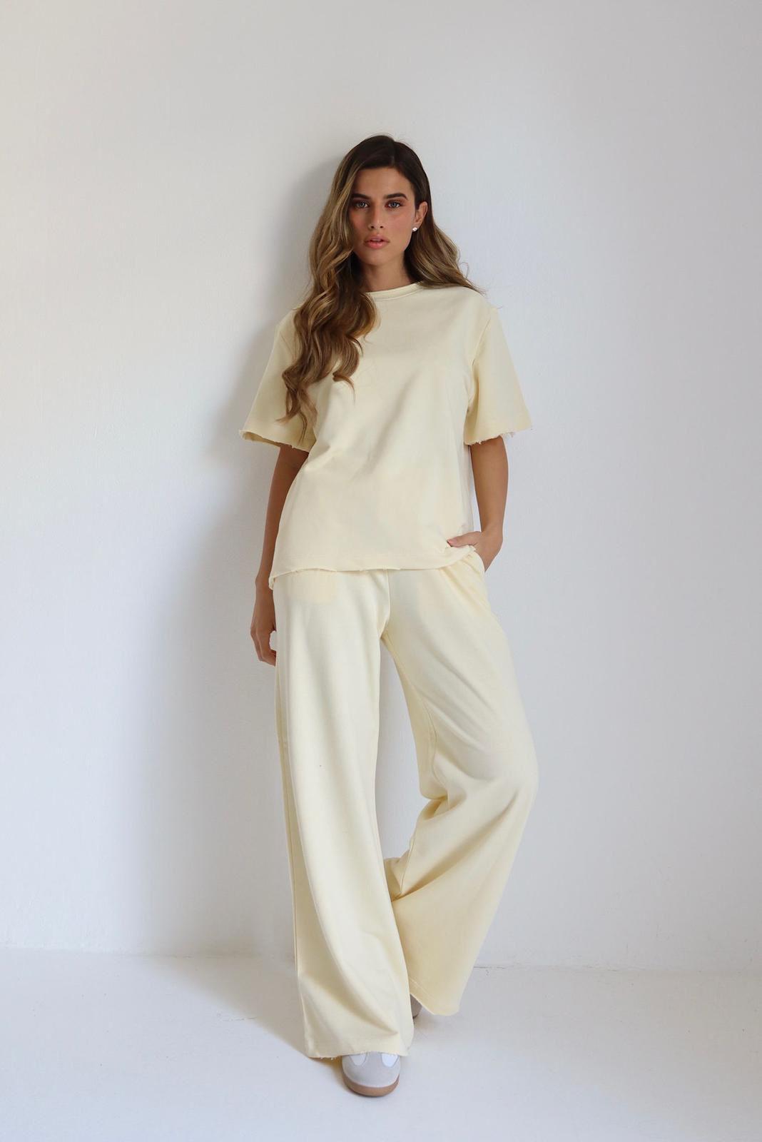 חליפת Shavit צהובה סט נשים עם טישרט ומכנס רחב