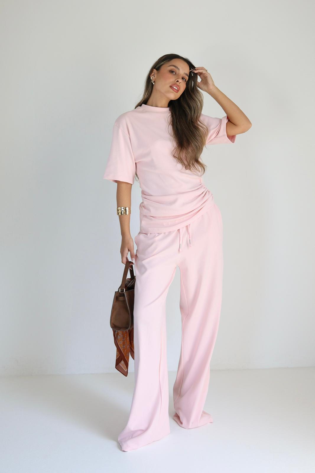 	חליפת Kim בצבע ורוד חליפה אופנתית לנשים עם מכנס רחב