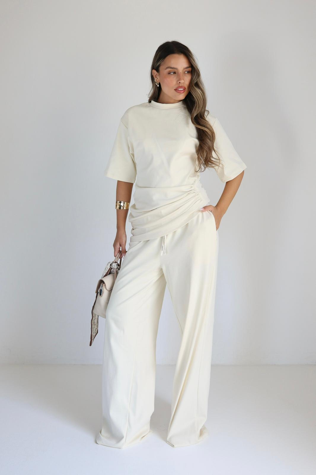 חליפת Kim בצבע שמנת סט נשי עם גזרה מחמיאה