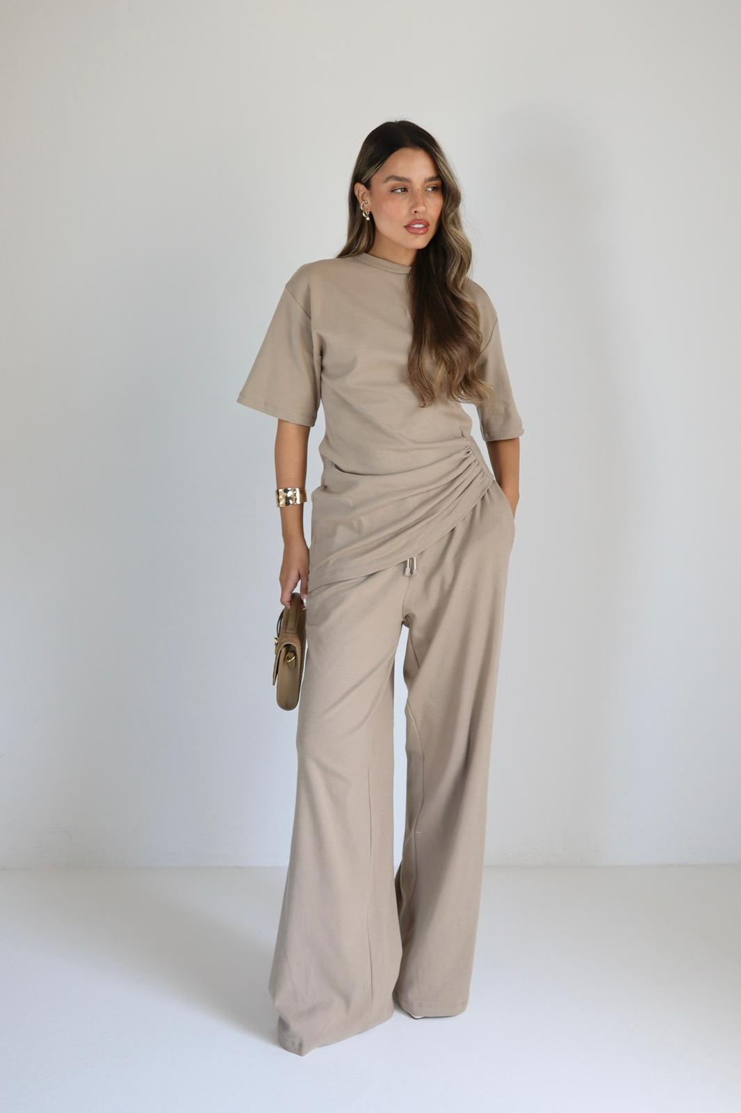 חליפת Kim בצבע בז’ עם מכנס רחב וחולצה בעיצוב קפל צד