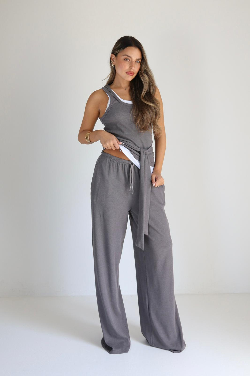 חליפת Mika בצבע אפור עם גופייה קשירה ומכנס רחב