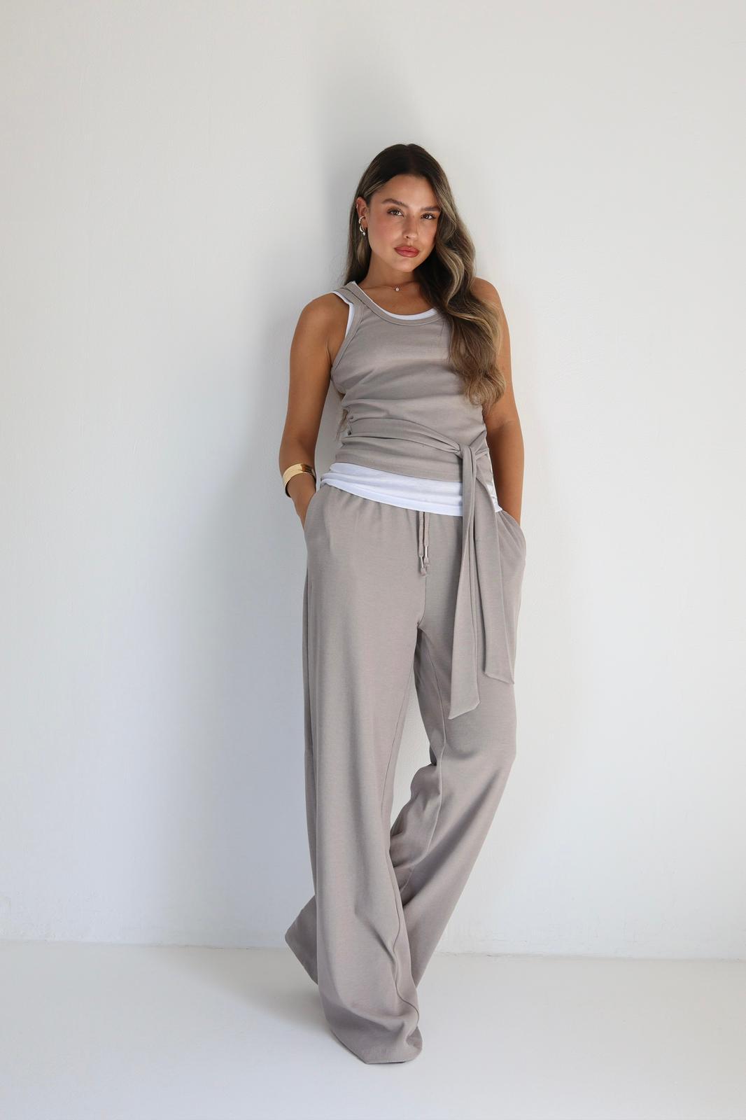 חליפת Mika בצבע בז לוק יומי מחמיא ונוח לנשים