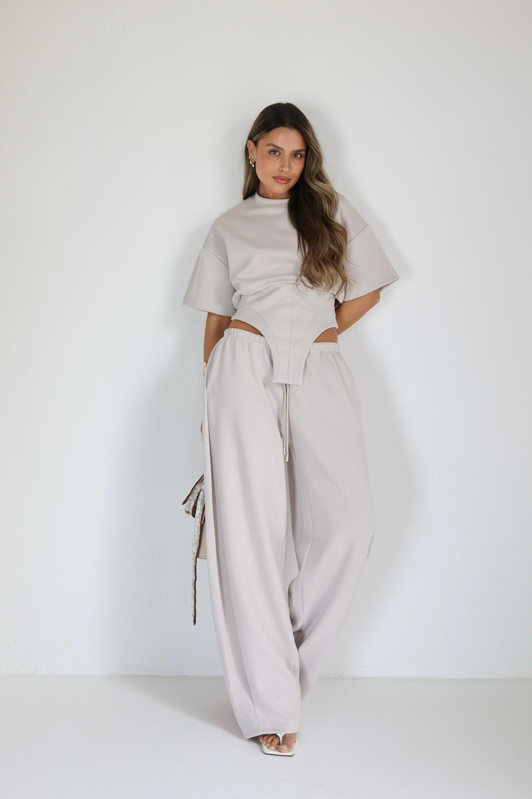 חליפת Shely בז עם טופ מובנה