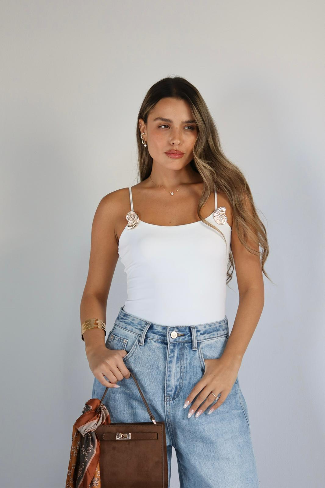 בגד גוף עם כתפיות דקות ואבזמים