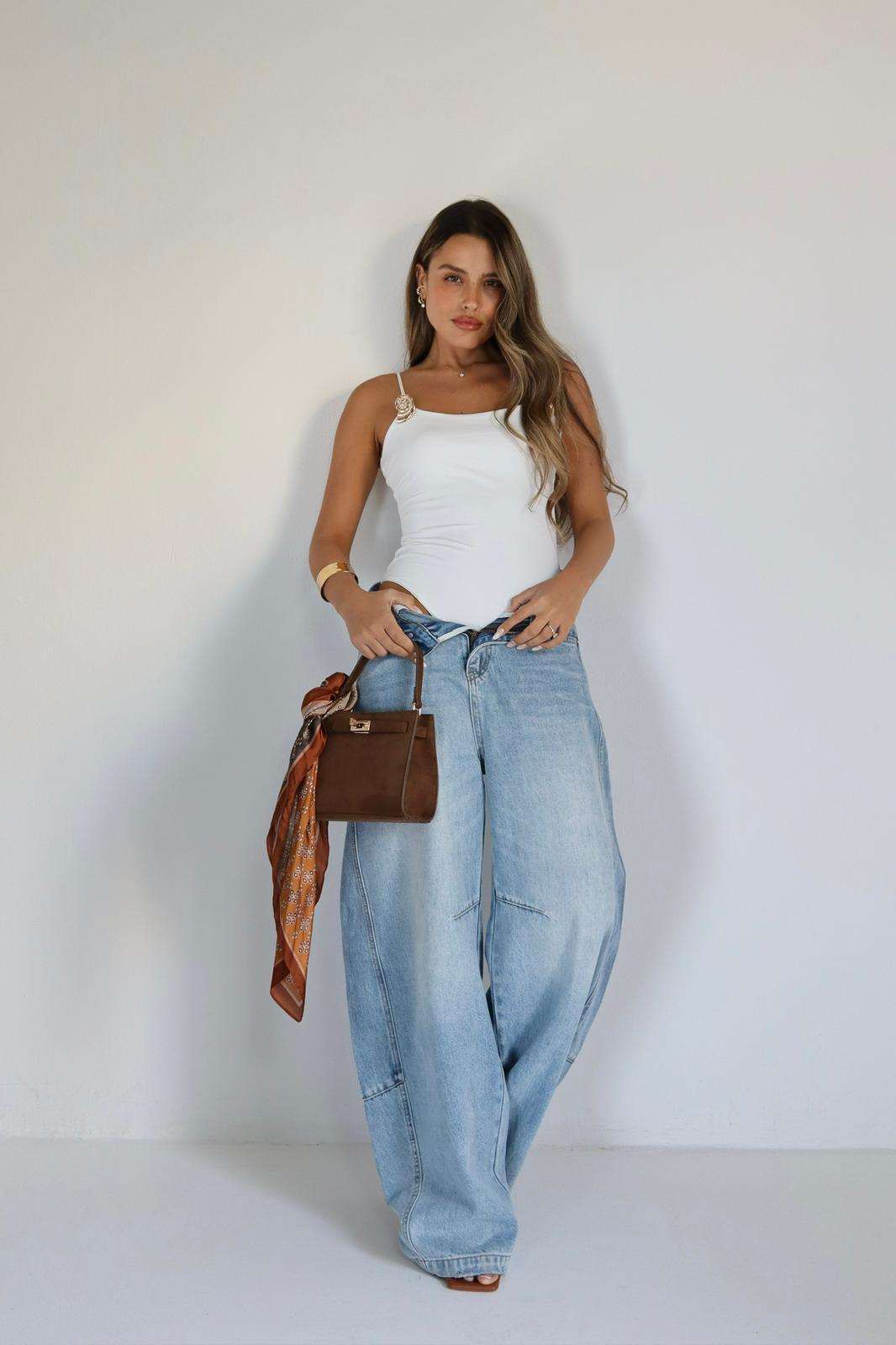 בגד גוף Dana לבן בשילוב ג׳ינס