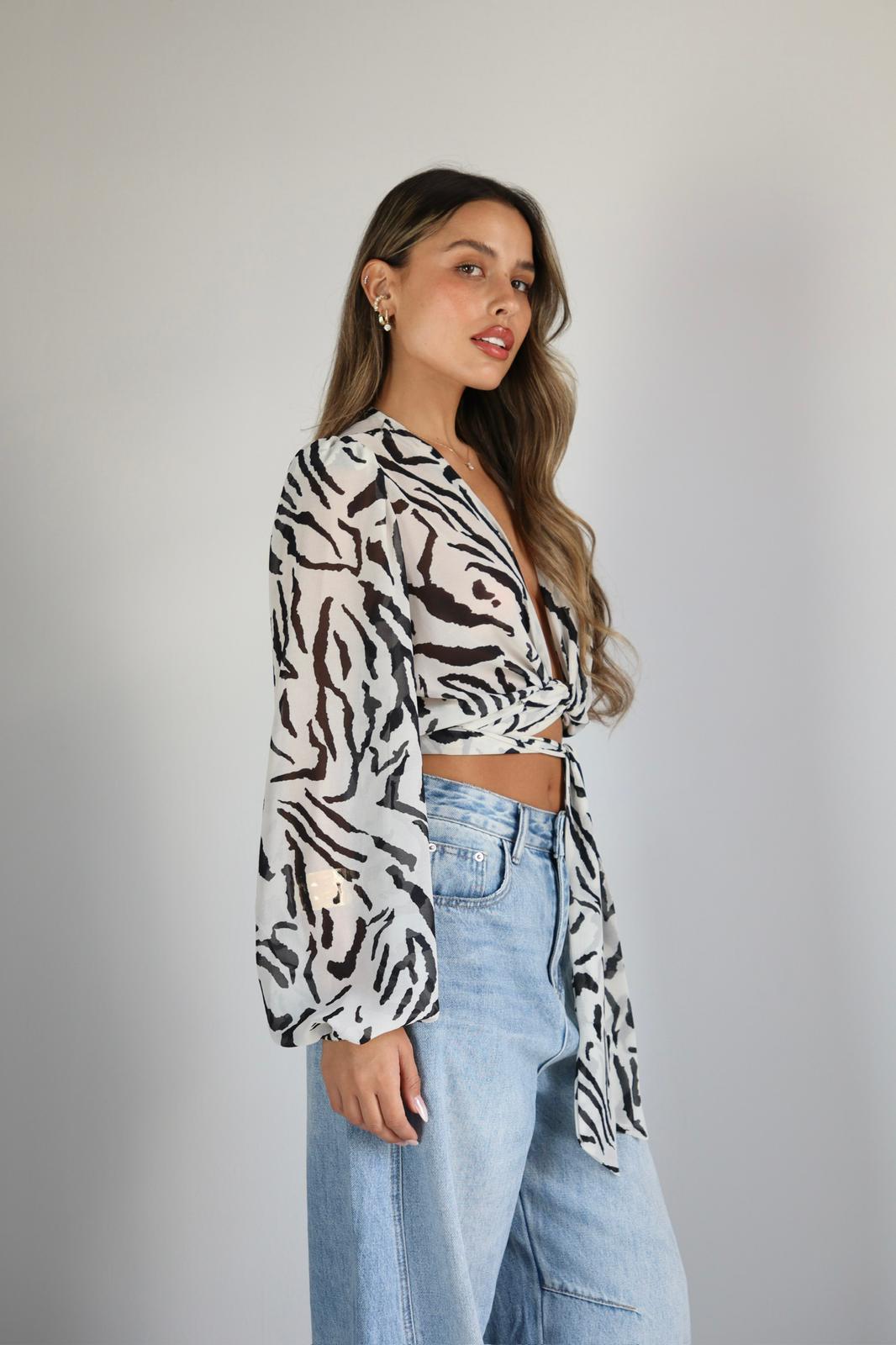 חולצה טרנדית לנשים עם הדפס מנומר וגזרת קשירה