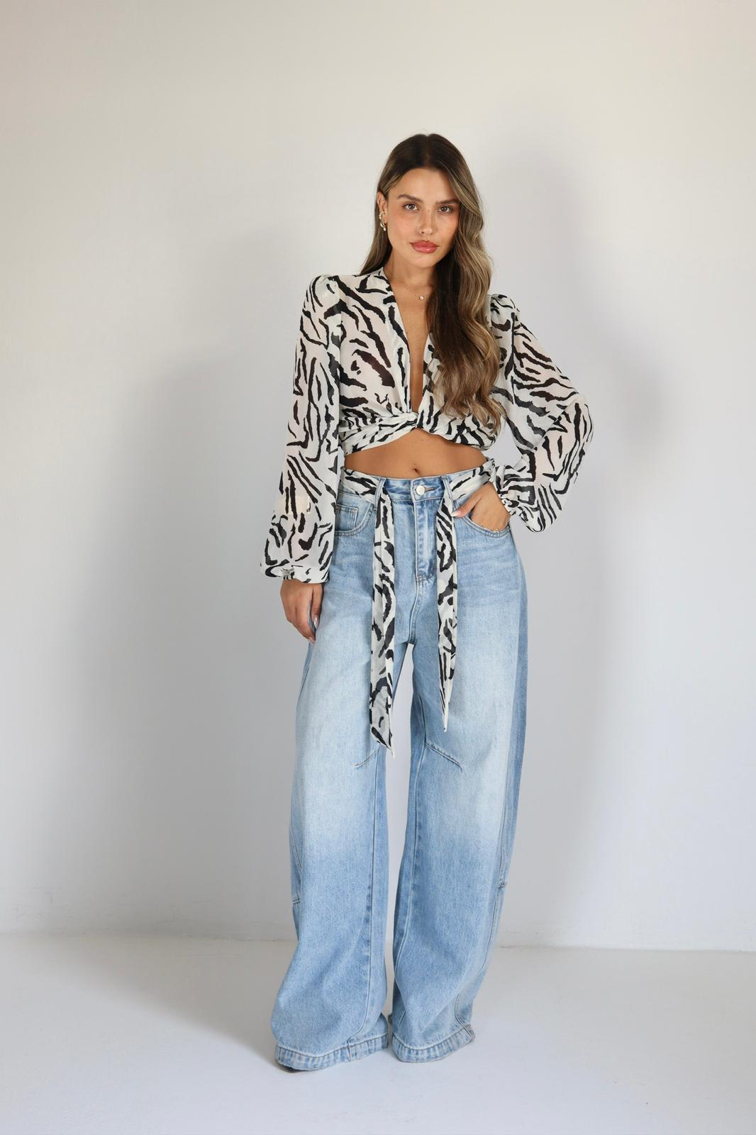 חולצת בטן מנומרת עם קשירה קדמית