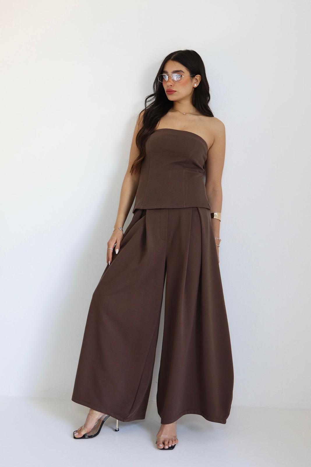 חליפת סטרפלס לנשים בצבע חום עם מכנס רחב
