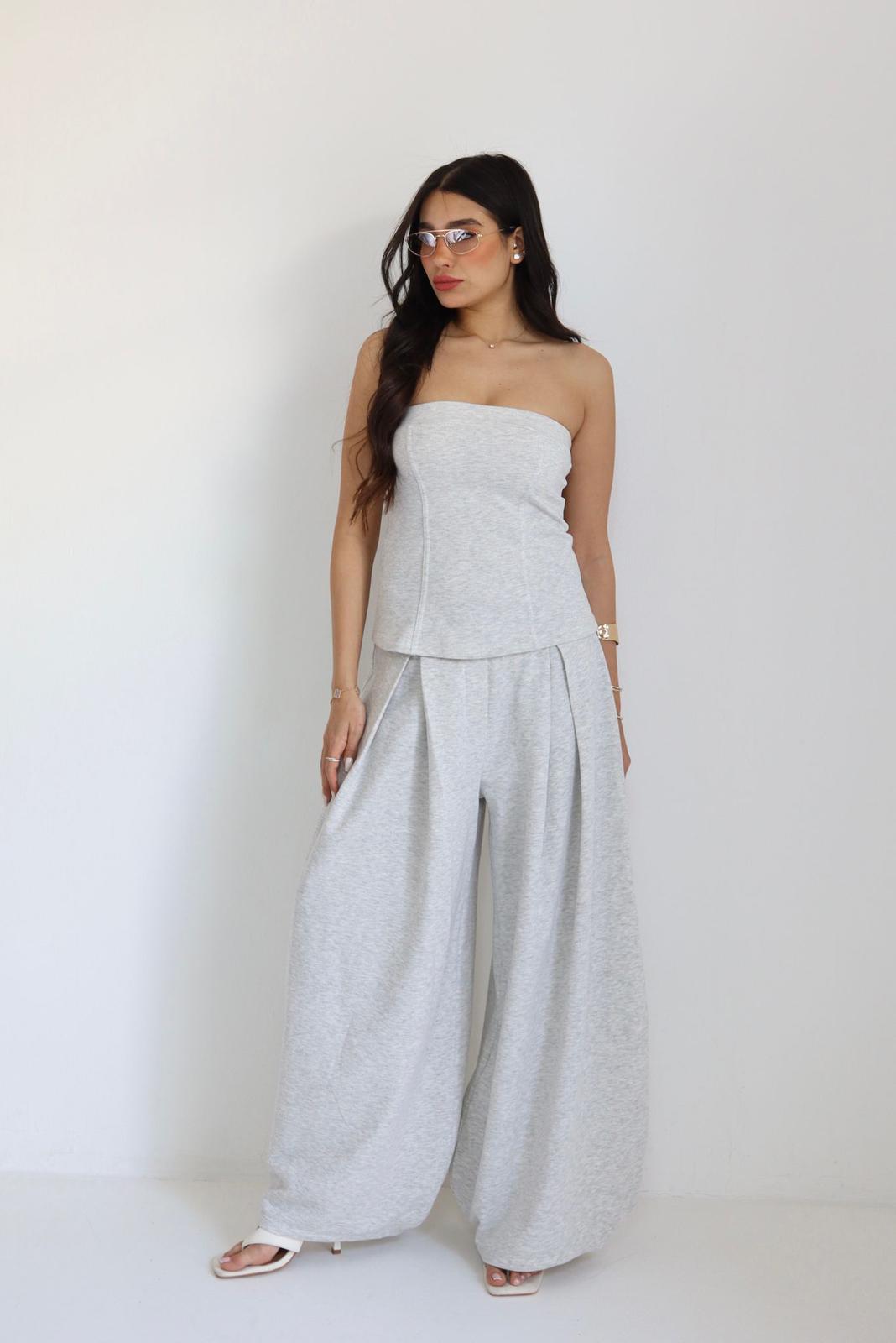 חליפת סטרפלס לנשים בצבע אפור עם מכנס רחב
