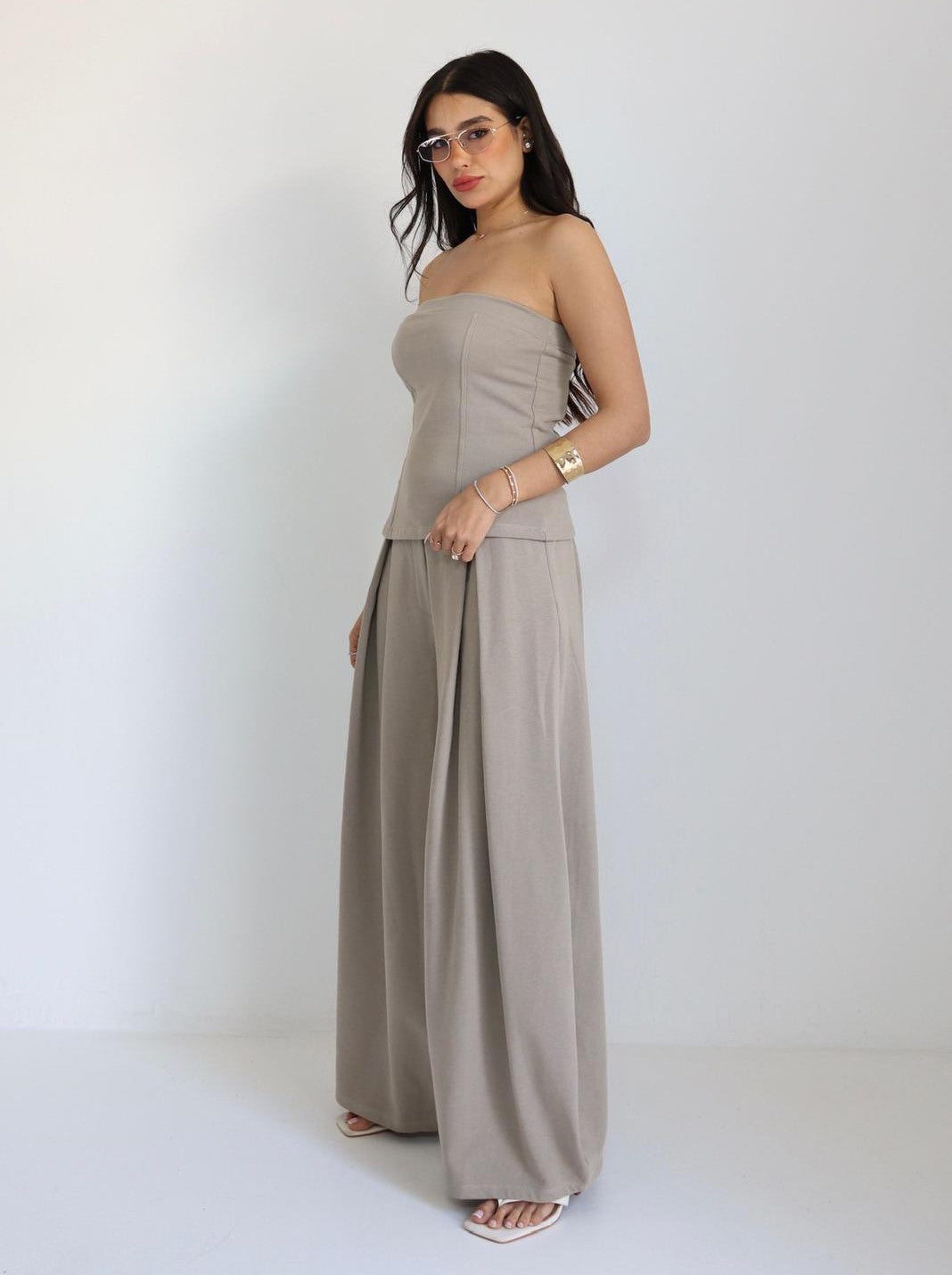 חליפת סטרפלס לנשים בצבע בז עם מכנס רחב
