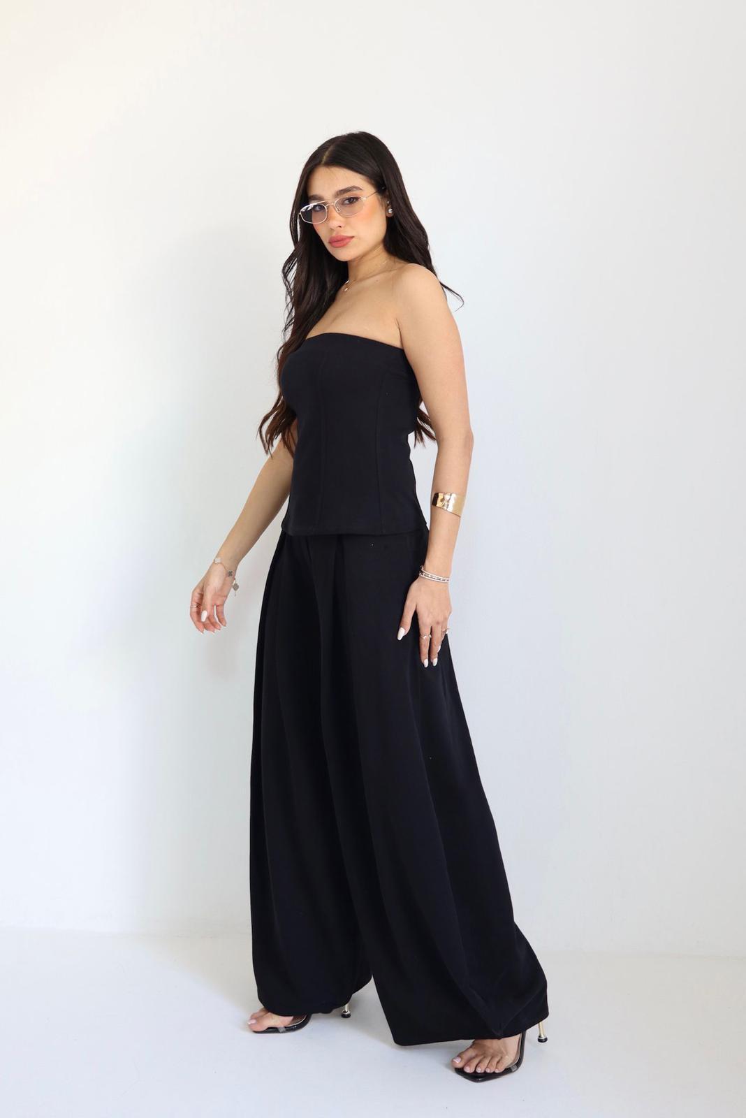 חליפת סטרפלס לנשים עם מכנס רחב בצבע שחור
