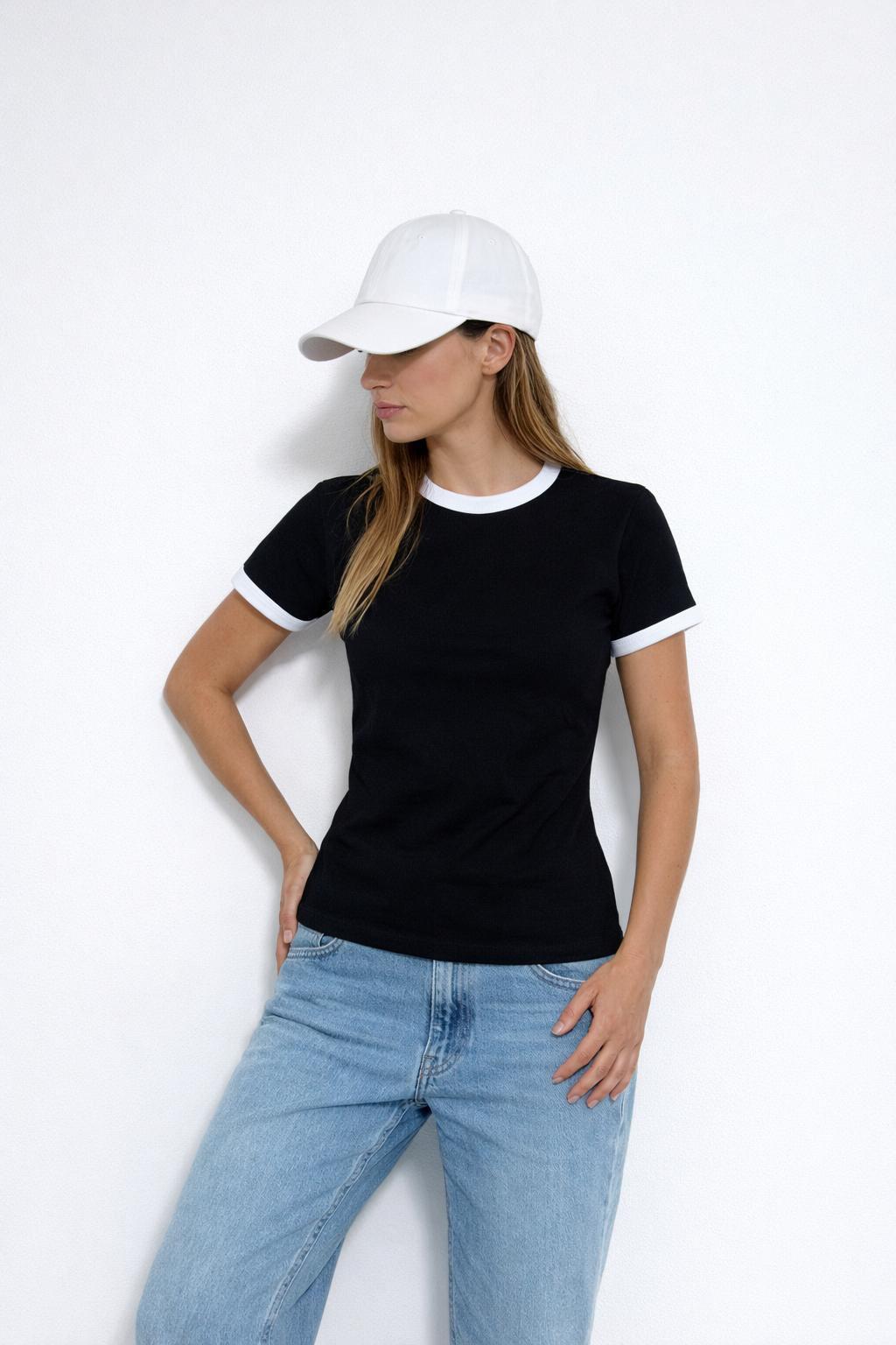 טי שירט נשים צמודה עם פסי צבע