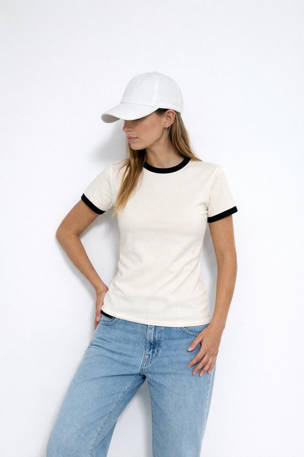 חולצת נשים בייסיק בגזרה צמודה