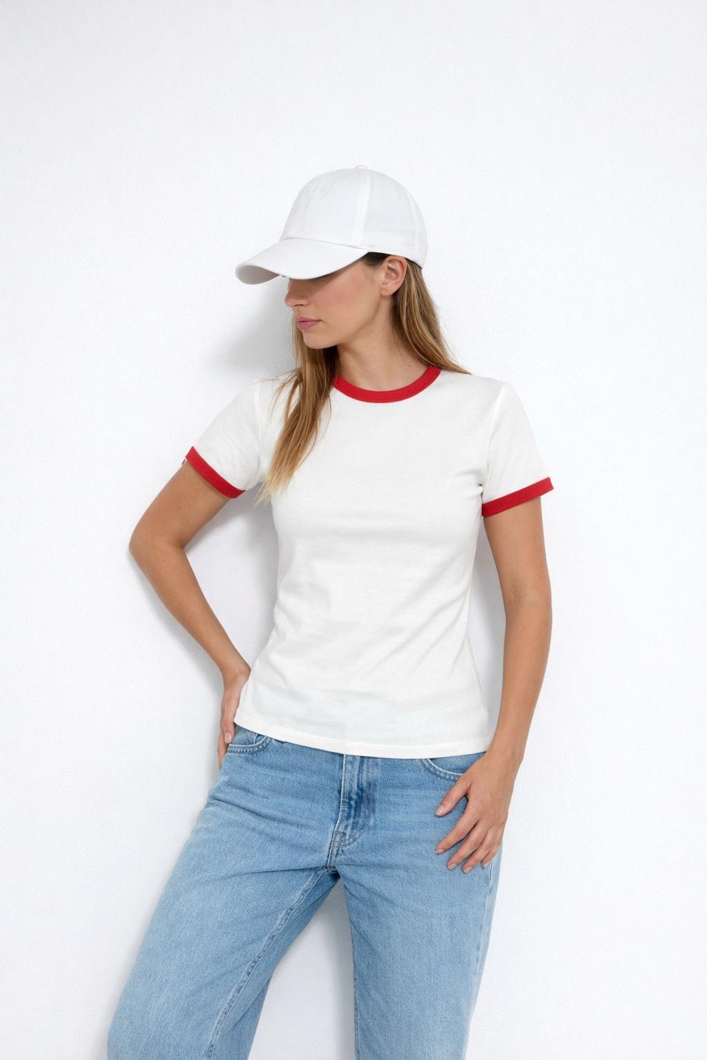 חולצה צמודה עם פסים בצוואר