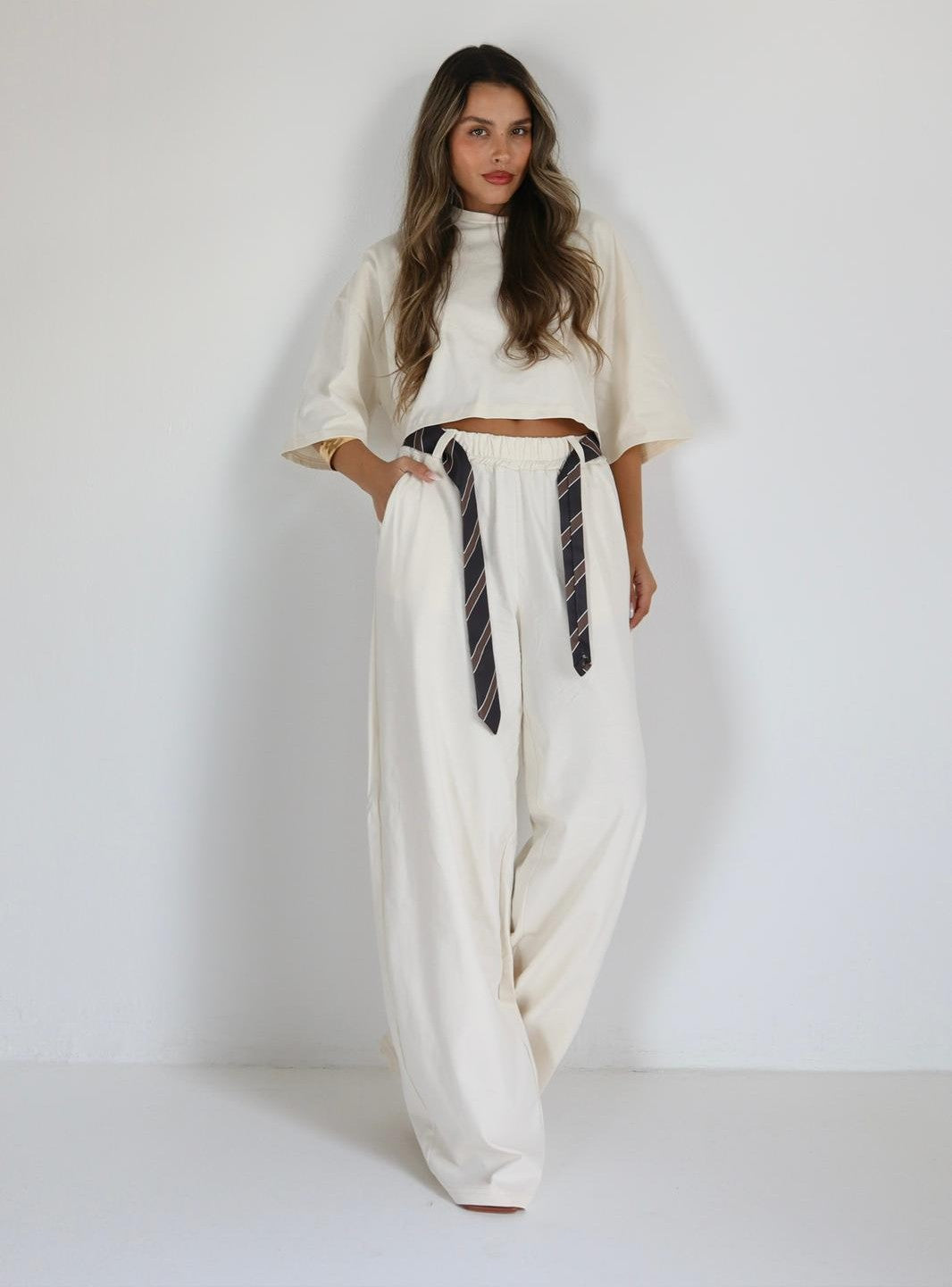 חליפת Hagar שמנת לנשים