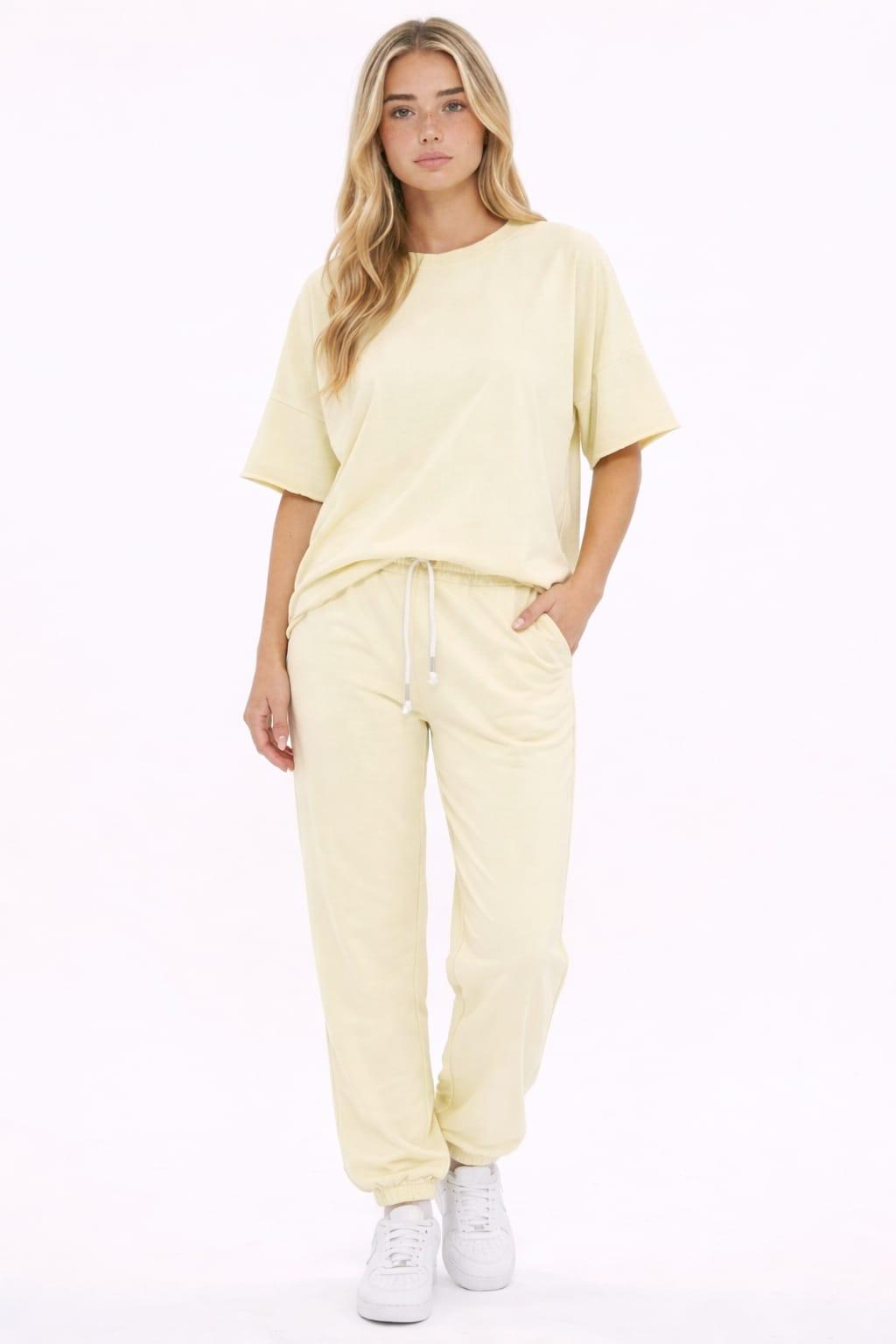 חליפת פנאי נשים Golan סט טי שירט ומכנס בגזרה נוחה בצבע צהוב