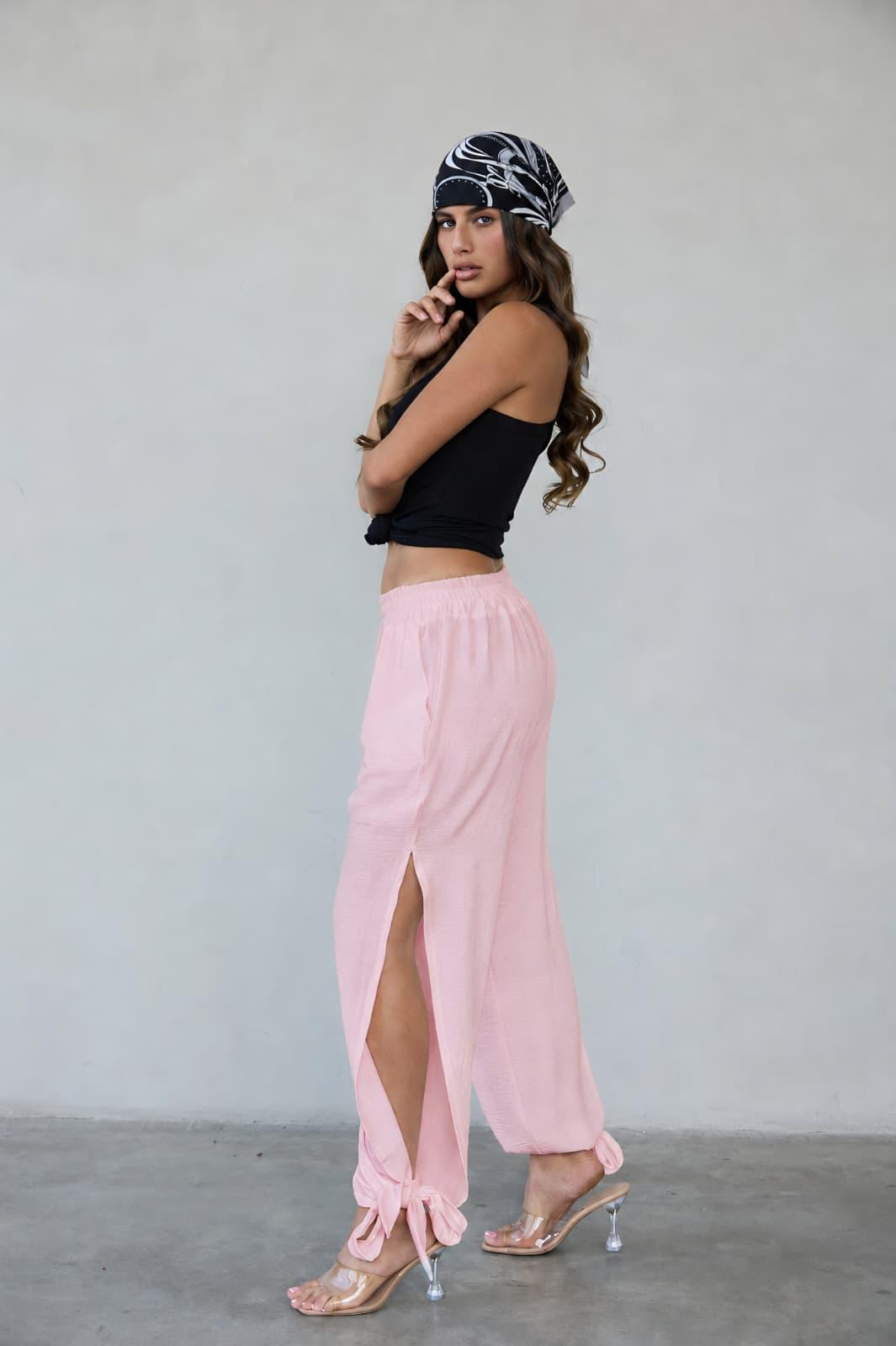 דוגמנית לובשת מכנס Natalie ורוד עם שסע צדדי וקשירה בקרסול