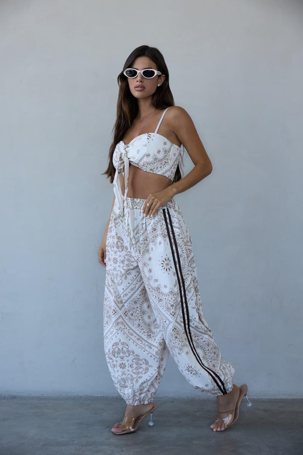 חליפת Bandi שני חלקים לנשים עם טופ קשירה ומכנס בלון בהדפס בנדנה