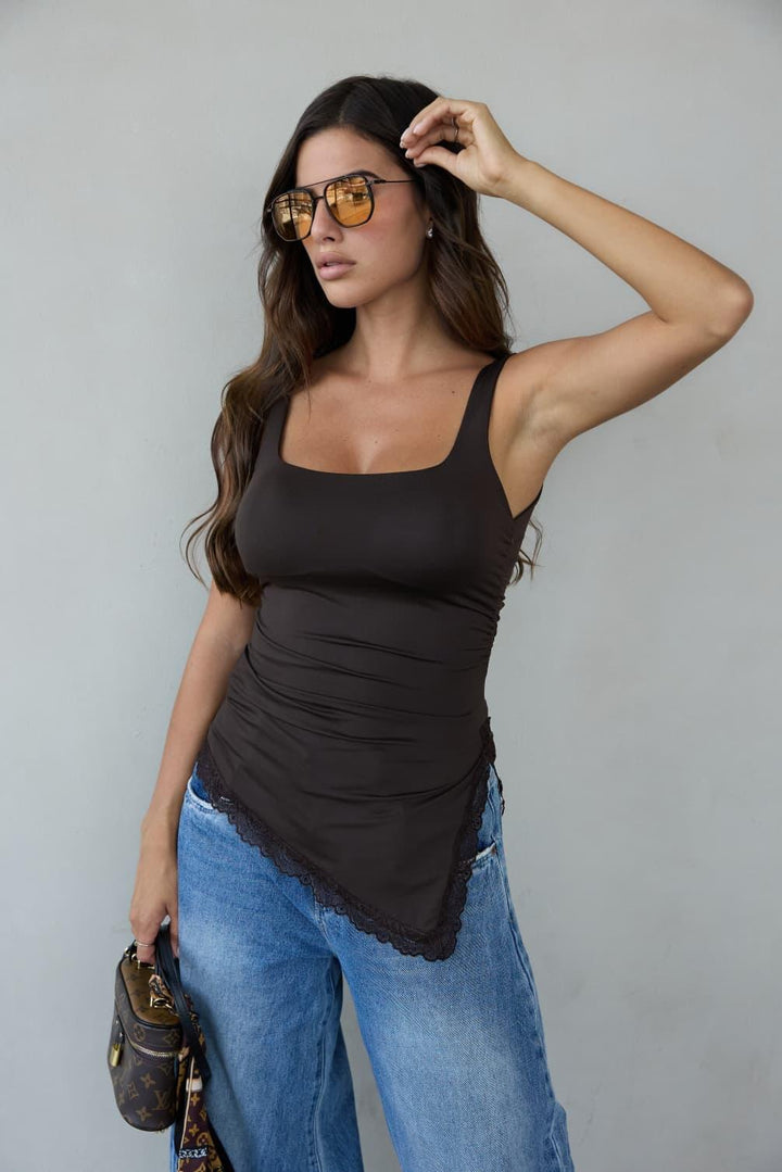 גופיית Liron מחטבת עם סיומת תחרה לנשים
