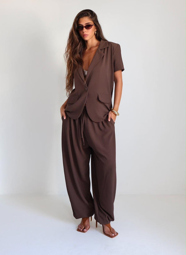 חליפת Karni חומה עם בלייזר קצר ומכנס רחב לנשים
