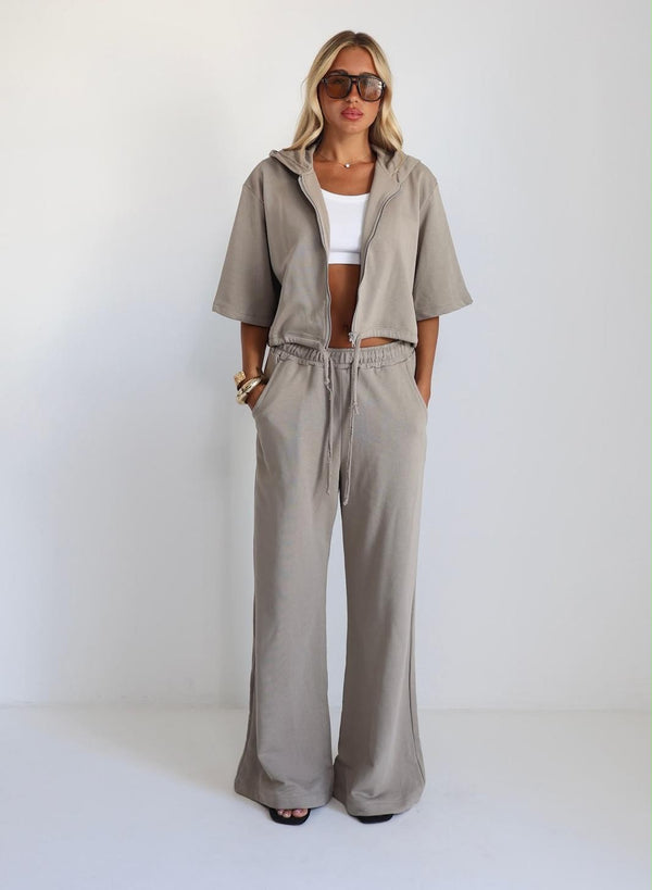  חליפת Capii בגוון אבן עם קפוצ׳ון ומכנס רחב