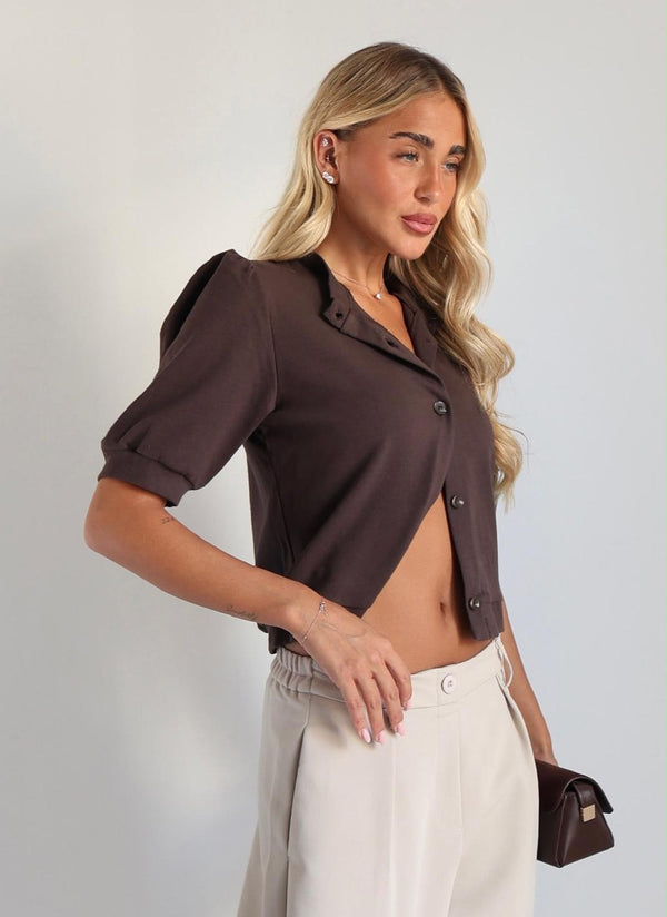 חולצת Almaa חומה קצרה עם שרוולים בעלי נפח עדין – 52fiftytwo