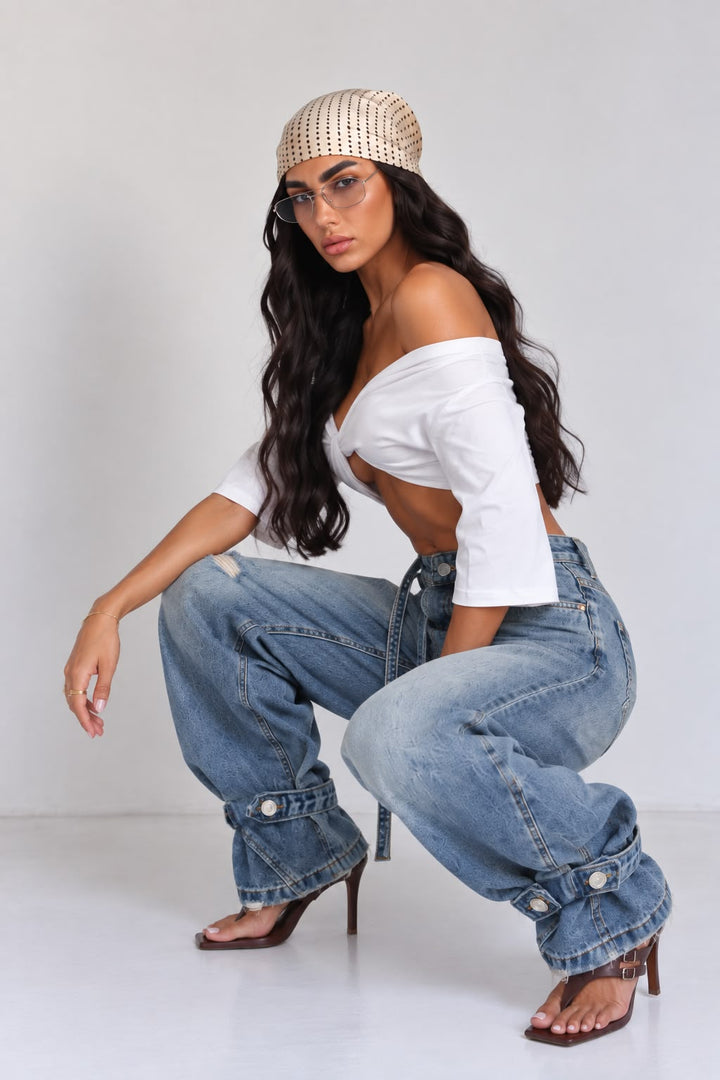 ג׳ינס Soniya בגזרה רחבה עם סיומת רצועות מיוחדת – מבט מהצד