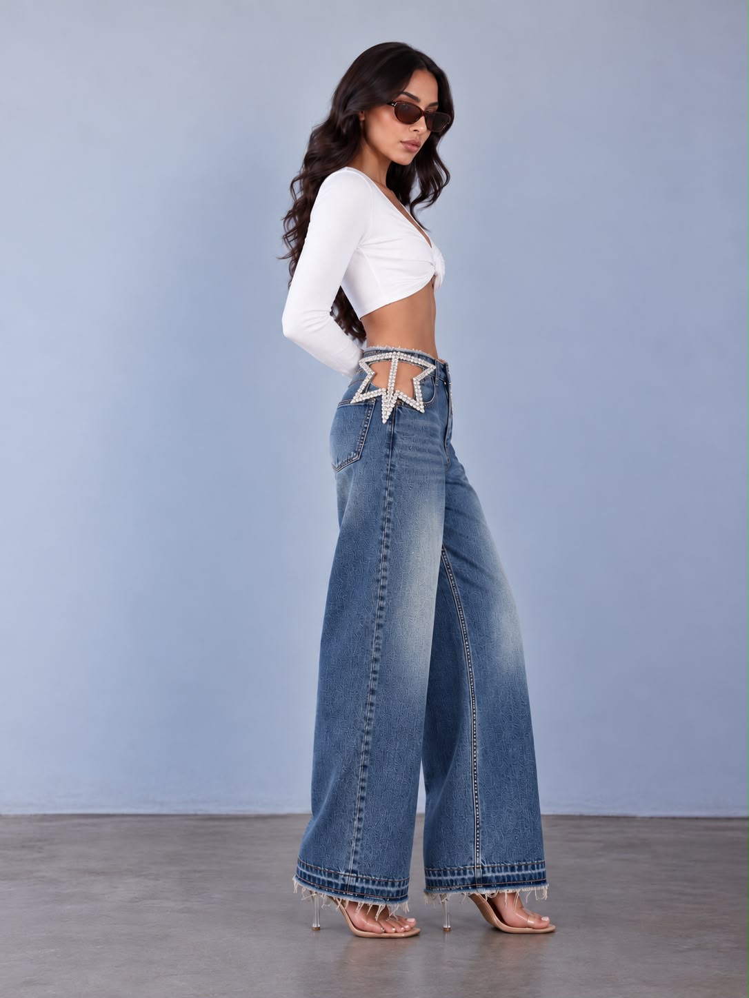 ג’ינס Stars בגזרת Wide Leg כחולה, מבט צד המדגיש את עיטור הכוכב, הגזרה הרחבה והתפרים המודגשים.
