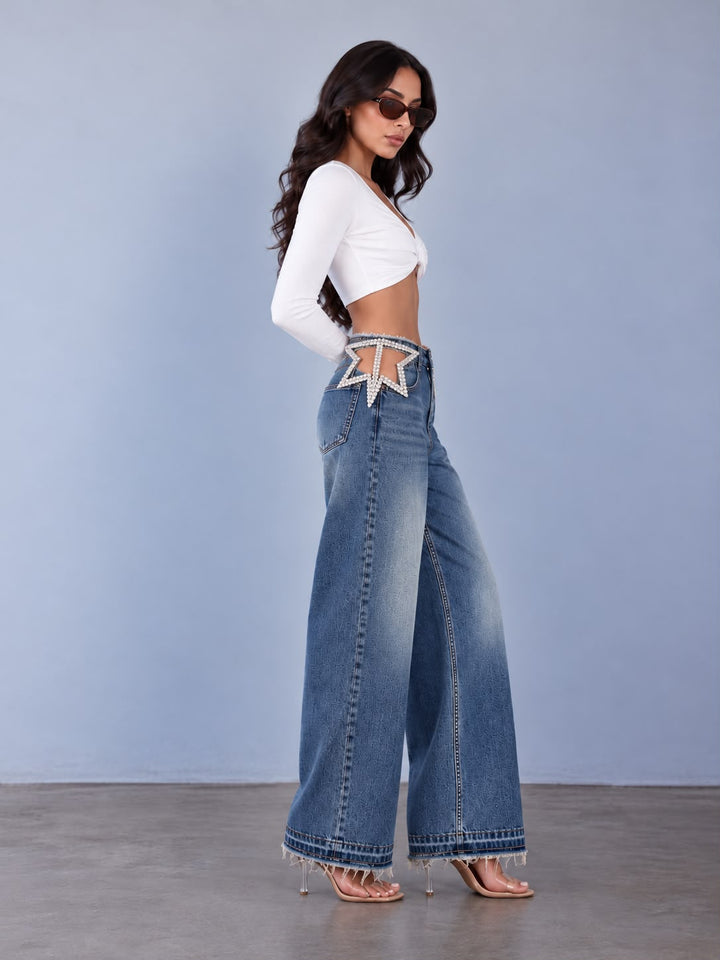 ג’ינס Stars בגזרת Wide Leg כחולה, מבט צד המדגיש את עיטור הכוכב, הגזרה הרחבה והתפרים המודגשים.
