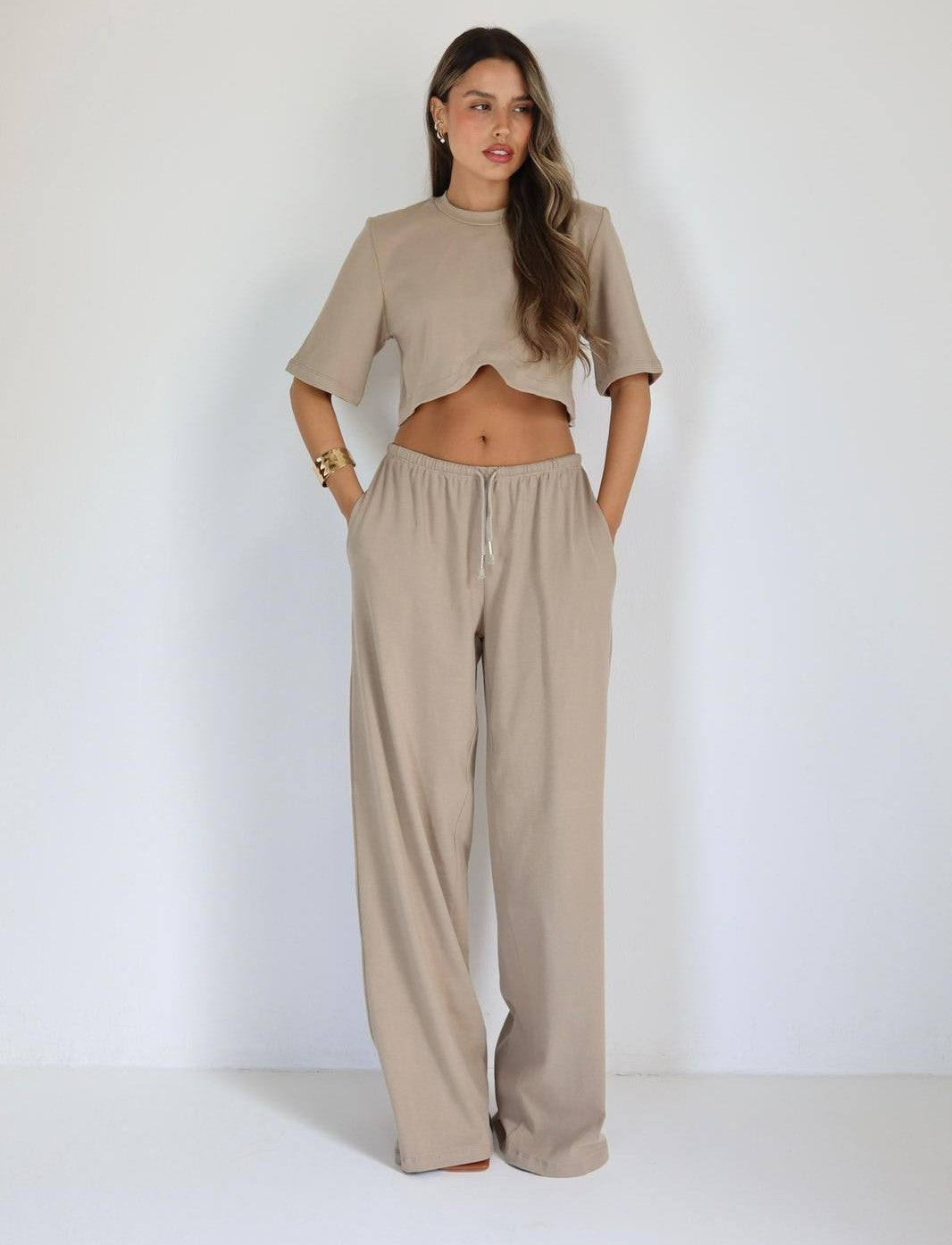 חליפת Negi בז’ מכנס רחב וטופ קרופ