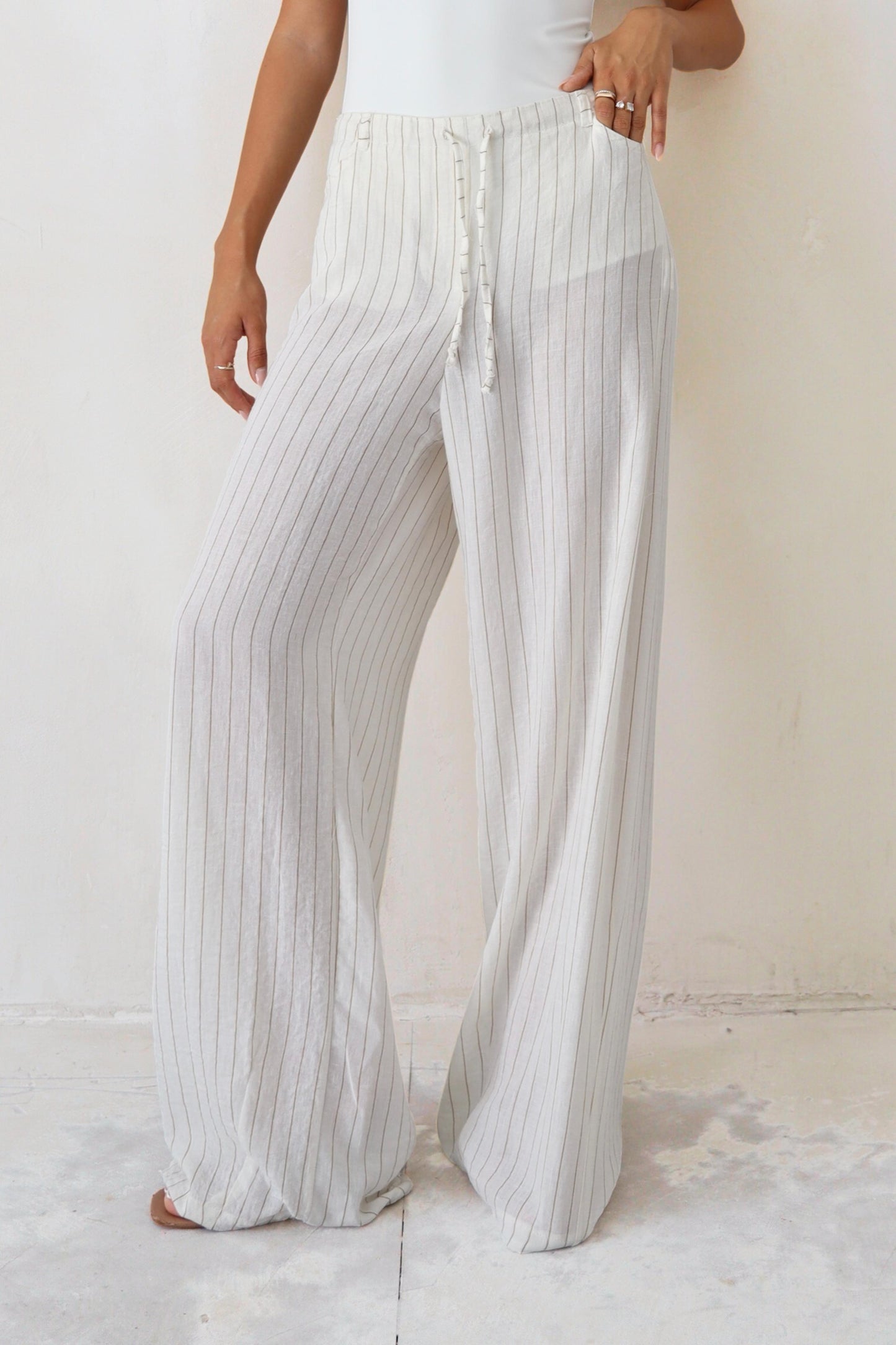 מכנס Peso שמנת פסים בגזרה רחבה לנשים לוק קיץ