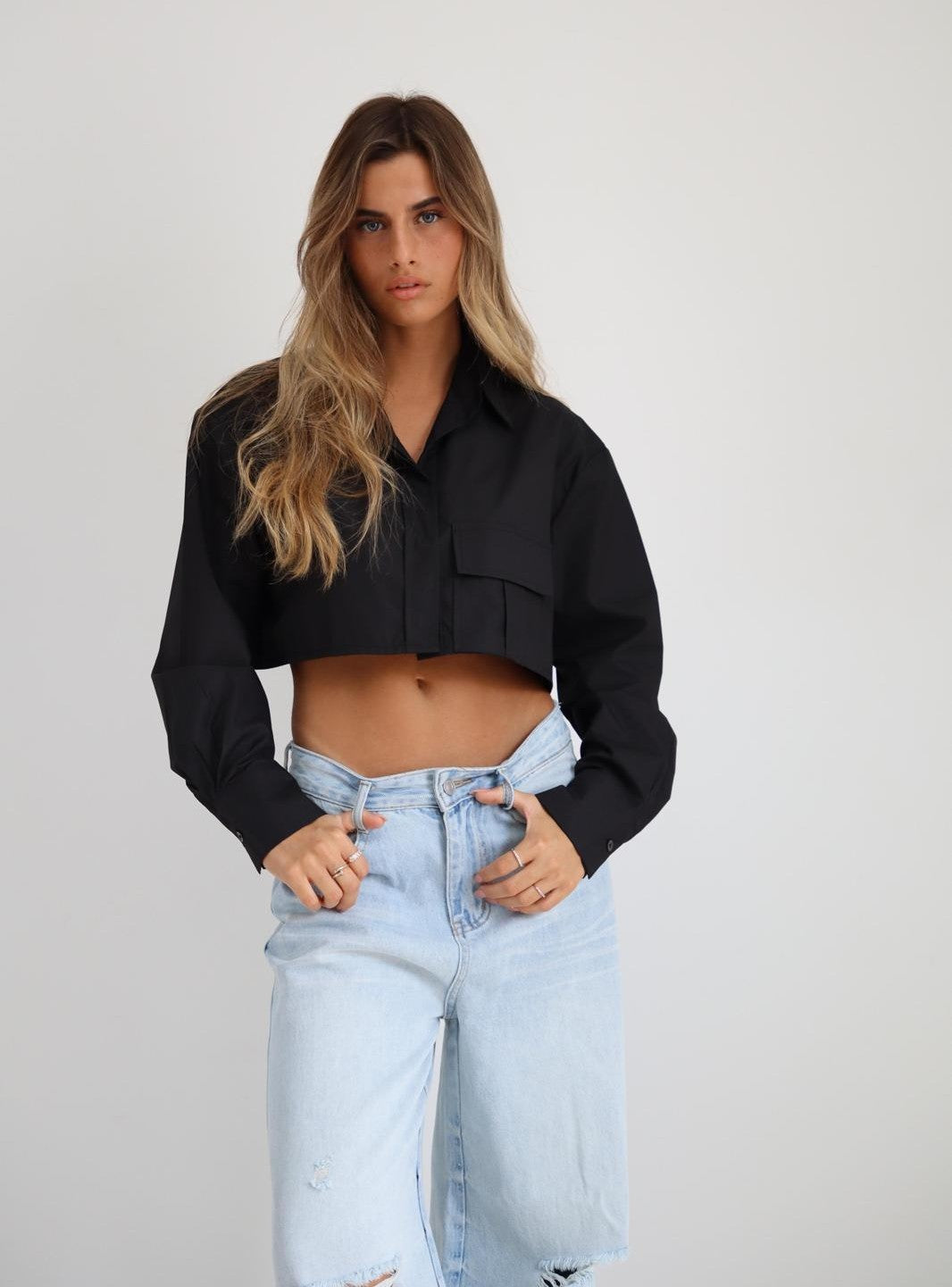 חולצת Mor שחורה בגזרת קרופ מכופתרת עם כיס קדמי מראה מינימליסטי
