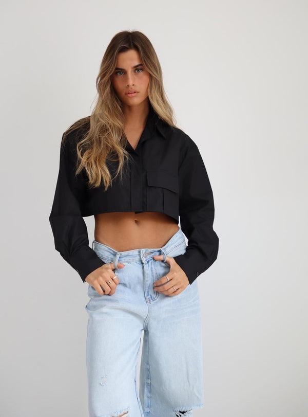 חולצת Mor שחורה בגזרת קרופ מכופתרת עם כיס קדמי מראה מינימליסטי