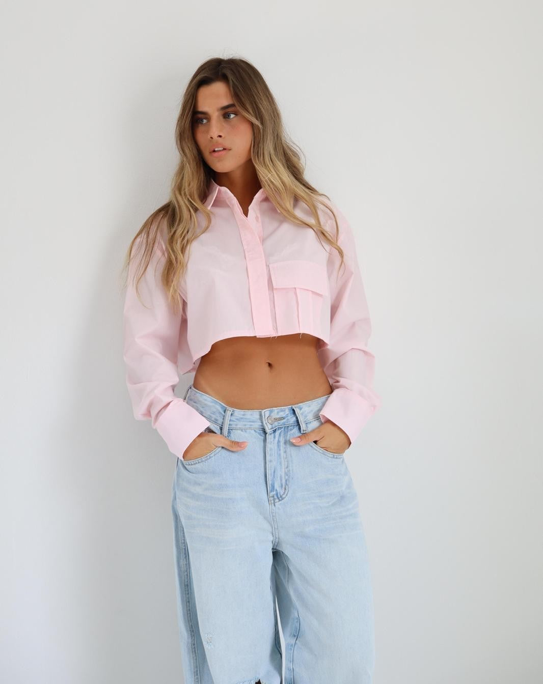 חולצת Mor ורודה בגזרת קרופ מכופתרת לנשים בשילוב ג׳ינס גבוה