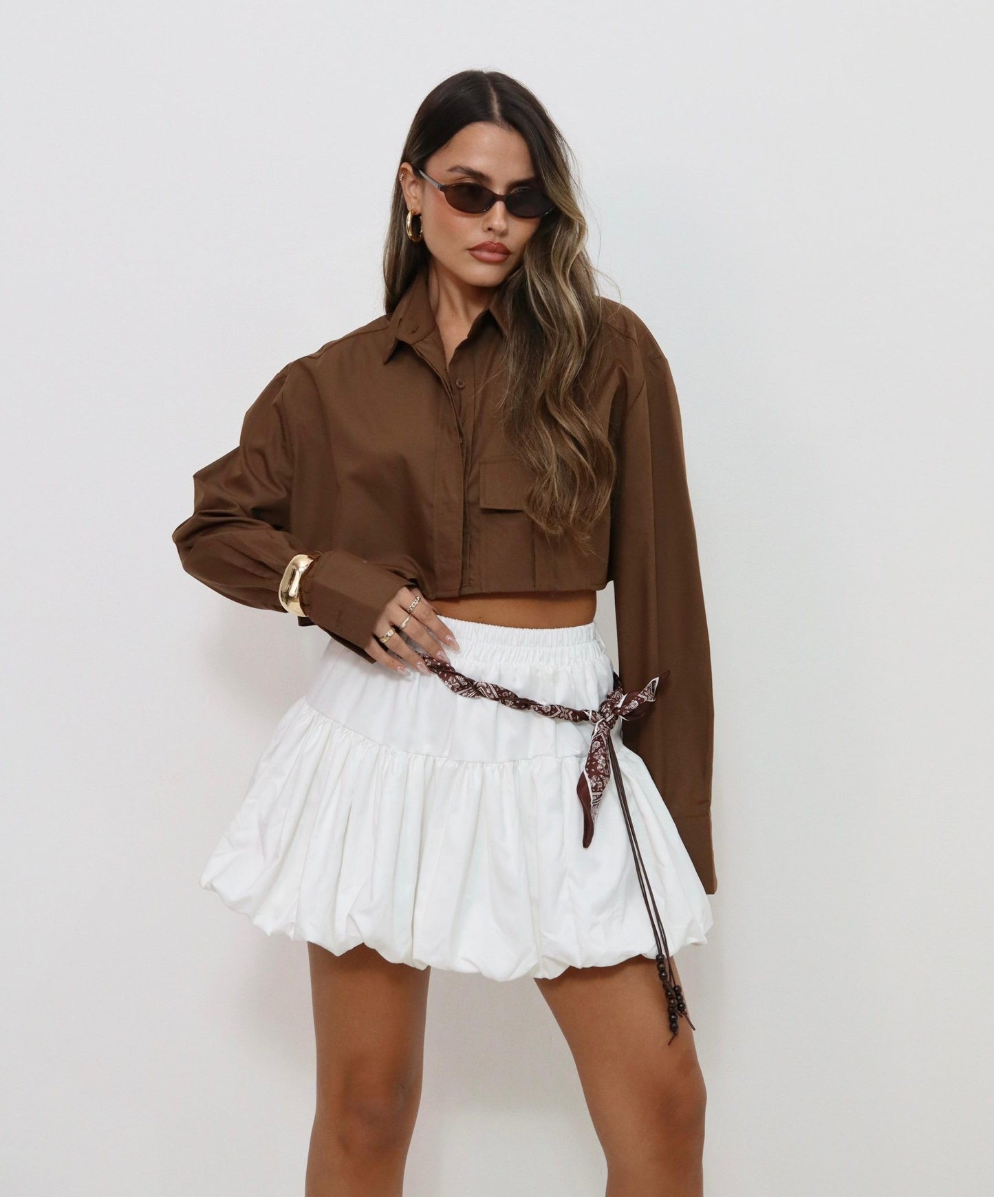 חולצת Mor חומה בגזרת קרופ מכופתרת עם צווארון קלאסי וכיס קדמי לוק אלגנטי יומי